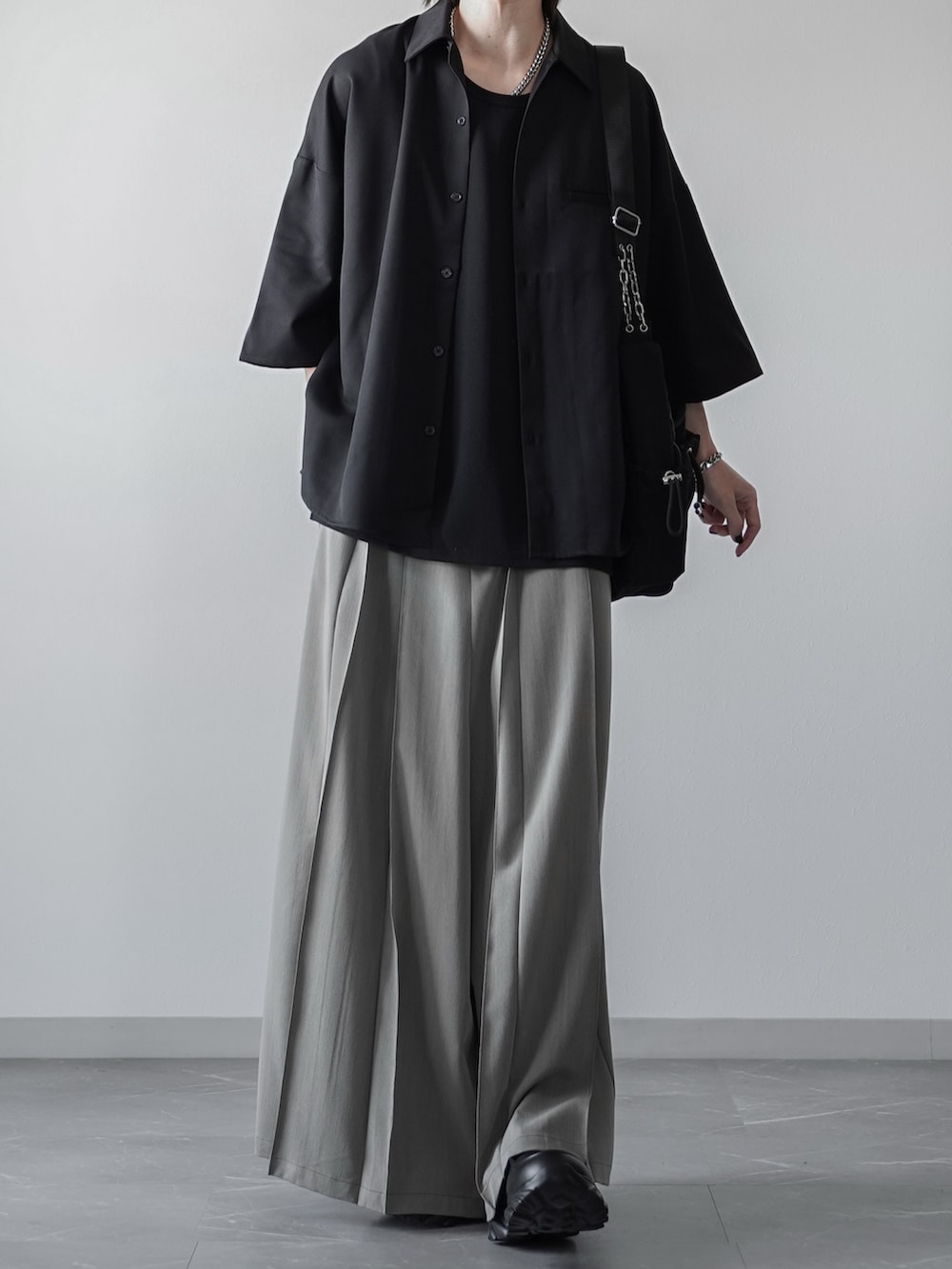 「ショルダーバッグ、シャツスタイル、黒シャツ、袴パンツ、スラックス、ベージュパンツ、厚底ローファー、キレイめ、モード、シンプルコーデ、オーバーサイズ、ゆるコーデ、低身長、低身長コーデ」｜「cussilの【cussil/クシル】TRストレッチルーズシルエット2wayオープンカラーシャツ（シャツ/ブラウス、ブラック系）」を使った、翔【低身長コーデ】さん（メンズ・167cm）の春コーディネートの3枚目の写真
