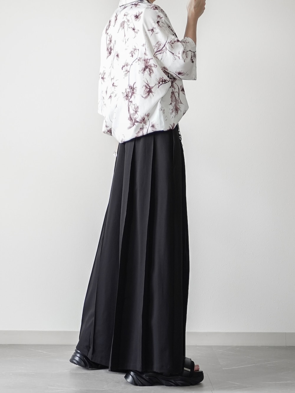 ホワイト系のシャツ/ブラウス、ブラック系のスラックス、ブラック系のサンダルを着用したメンズの夏コーディネートの2枚目の写真