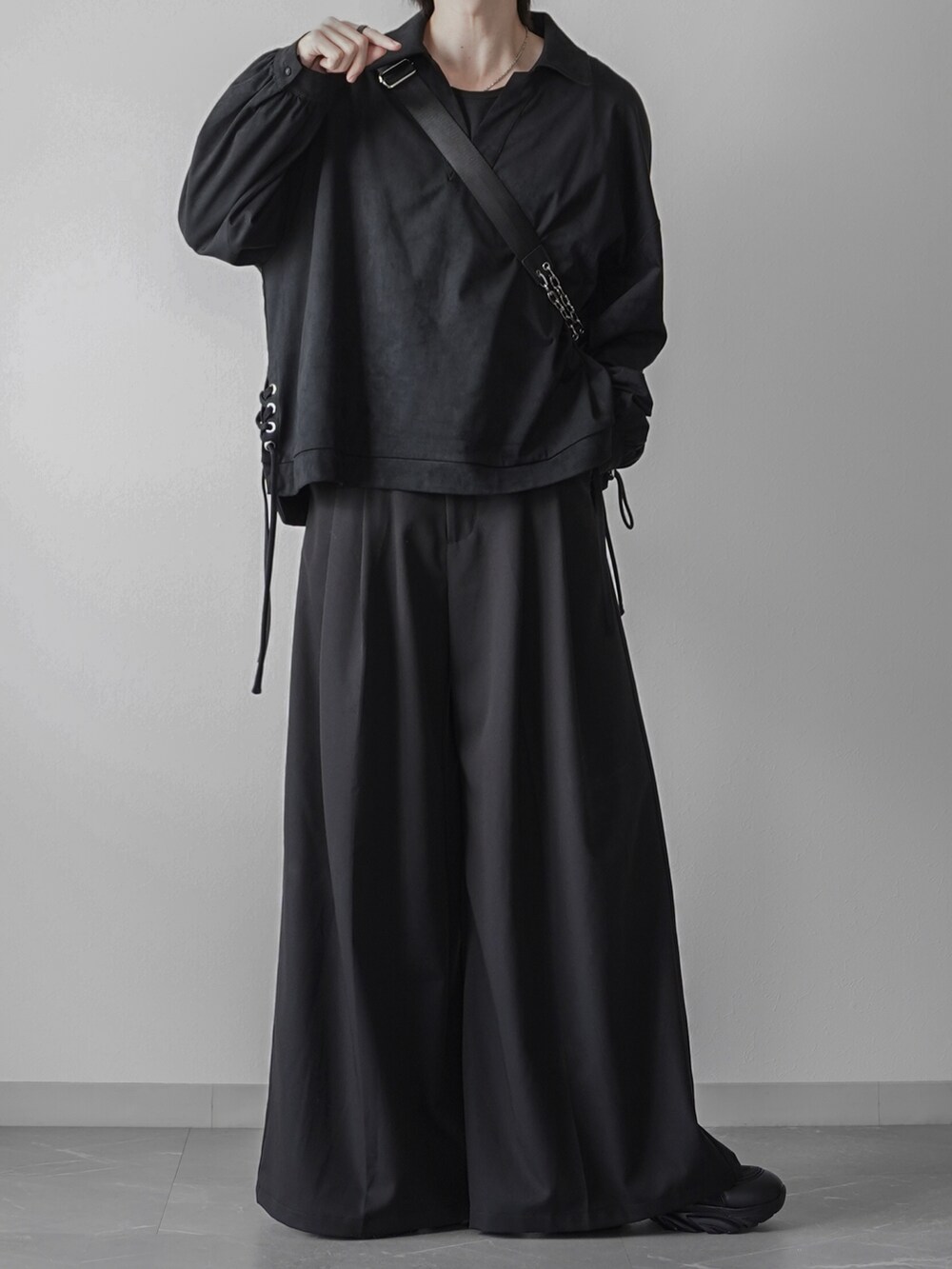 ブラック系のシャツ/ブラウス、ブラック系のタンクトップ、ブラック系のスラックスを着用したメンズの秋コーディネートの2枚目の写真