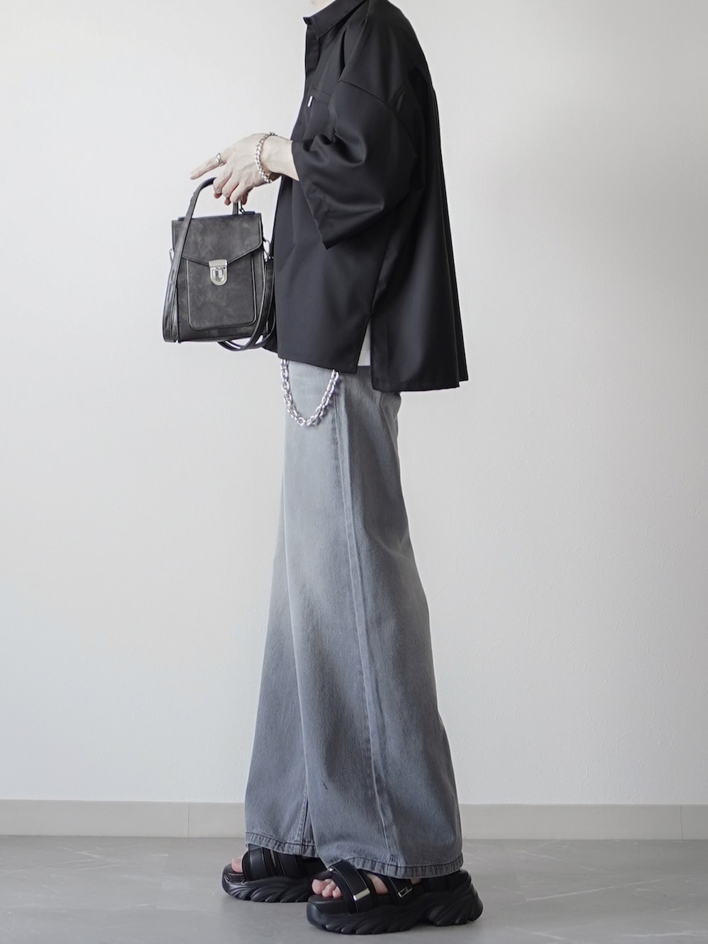 ブラック系のシャツ/ブラウス、グレー系のデニムパンツ、ブラック系のサンダルを着用したメンズの夏コーディネートの2枚目の写真