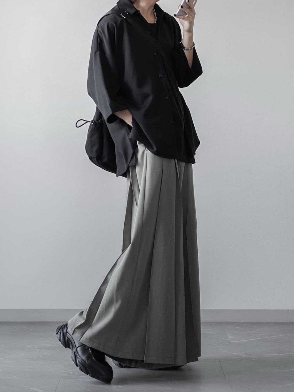 「ショルダーバッグ、シャツスタイル、黒シャツ、袴パンツ、スラックス、ベージュパンツ、厚底ローファー、キレイめ、モード、シンプルコーデ、オーバーサイズ、ゆるコーデ、低身長、低身長コーデ」｜「cussilの【cussil/クシル】TRストレッチルーズシルエット2wayオープンカラーシャツ（シャツ/ブラウス、ブラック系）」を使った、翔【低身長コーデ】さん（メンズ・167cm）の春コーディネートの2枚目の写真