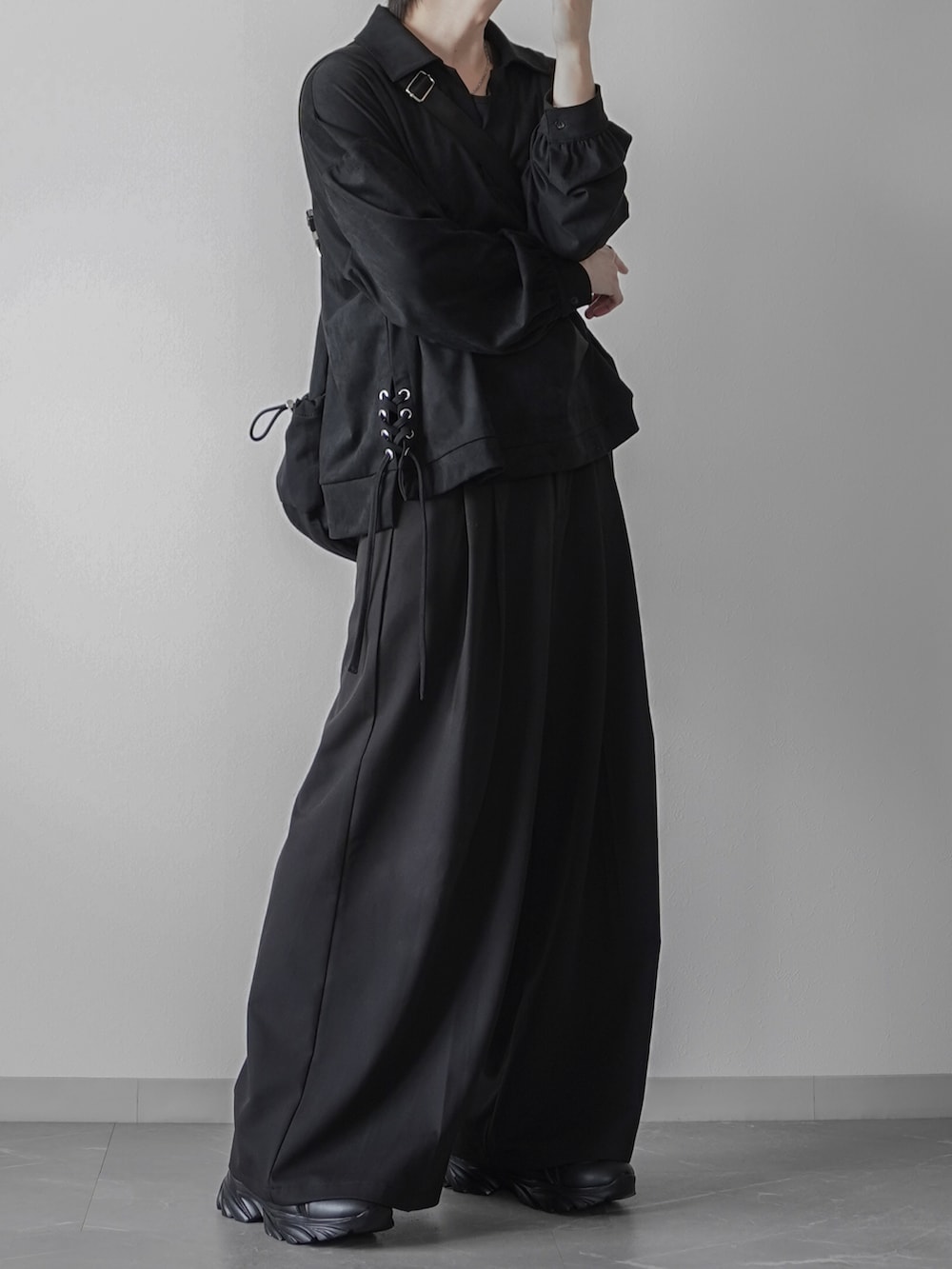 ブラック系のシャツ/ブラウス、ブラック系のタンクトップ、ブラック系のスラックスを着用したメンズの秋コーディネートの3枚目の写真