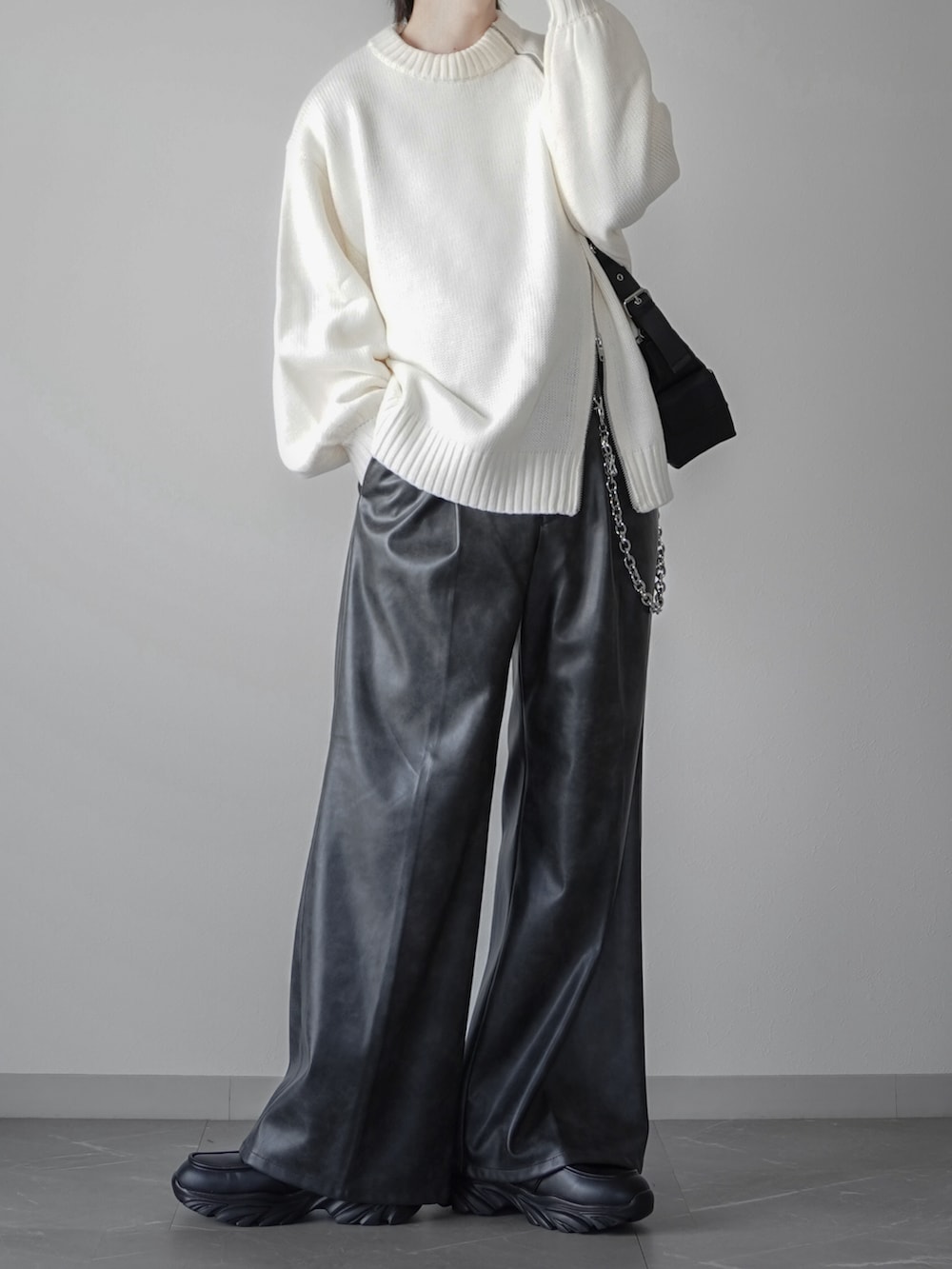 ブラック系のタンクトップ、グレー系のスラックス、ブラック系のローファーを着用したメンズの秋コーディネートの2枚目の写真