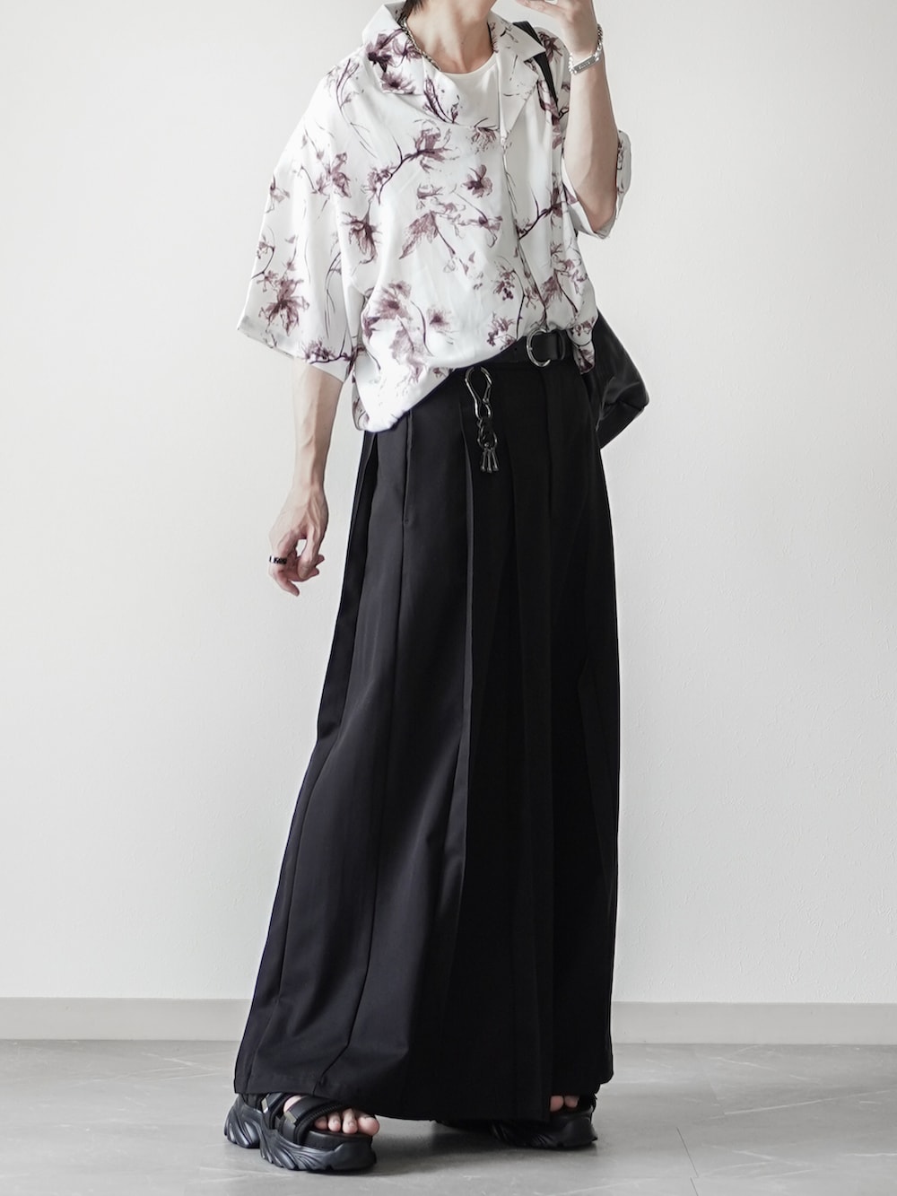 ホワイト系のシャツ/ブラウス、ブラック系のスラックス、ブラック系のサンダルを着用したメンズの夏コーディネートの3枚目の写真