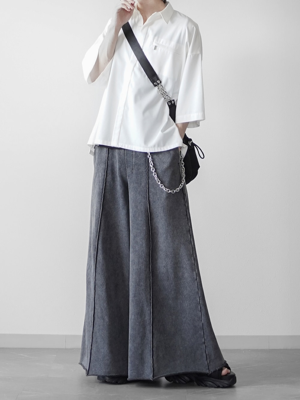 ホワイト系のシャツ/ブラウス、ホワイト系のタンクトップ、ブラック系のショルダーバッグを着用したメンズの夏コーディネートの2枚目の写真