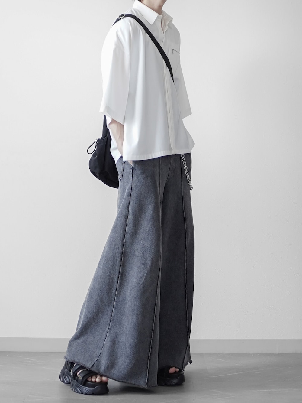 ホワイト系のシャツ/ブラウス、ホワイト系のタンクトップ、ブラック系のショルダーバッグを着用したメンズの夏コーディネートの3枚目の写真