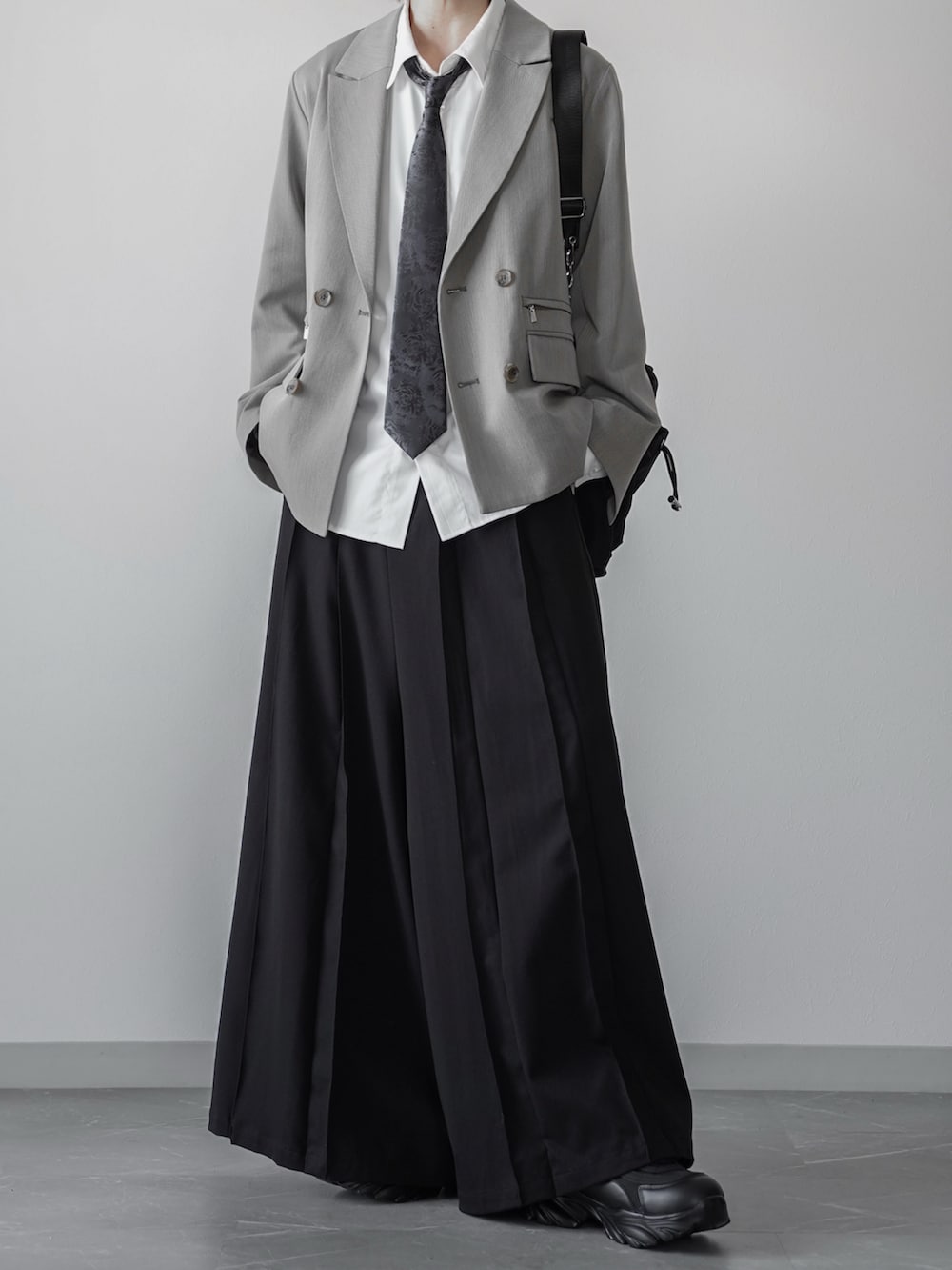 ベージュ系のテーラードジャケット、ブラック系のネクタイ、ホワイト系のシャツ/ブラウスを着用したメンズの春コーディネートの2枚目の写真