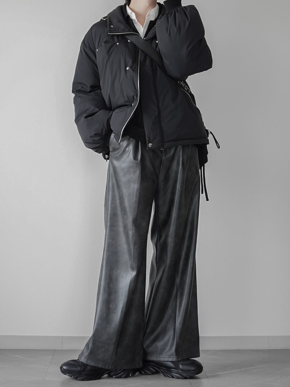 ブラック系のシャツ/ブラウス、グレー系のスラックス、ブラック系のスニーカーを着用したメンズの秋コーディネートの2枚目の写真