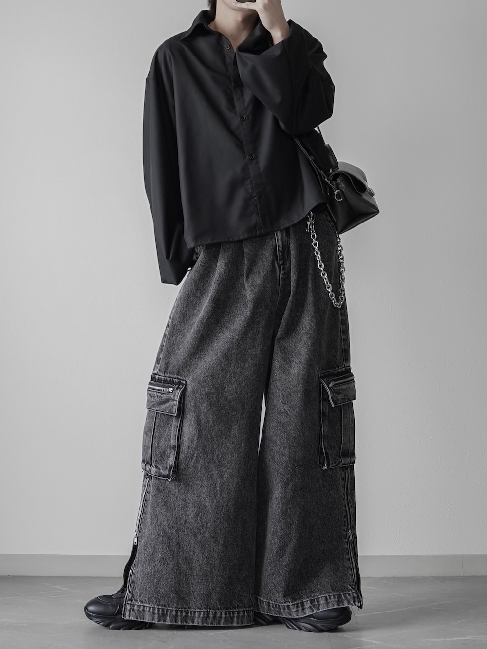 ブラック系のシャツ/ブラウス、ブラック系のブルゾン、ブラック系のカーゴパンツを着用したメンズの冬コーディネートの2枚目の写真