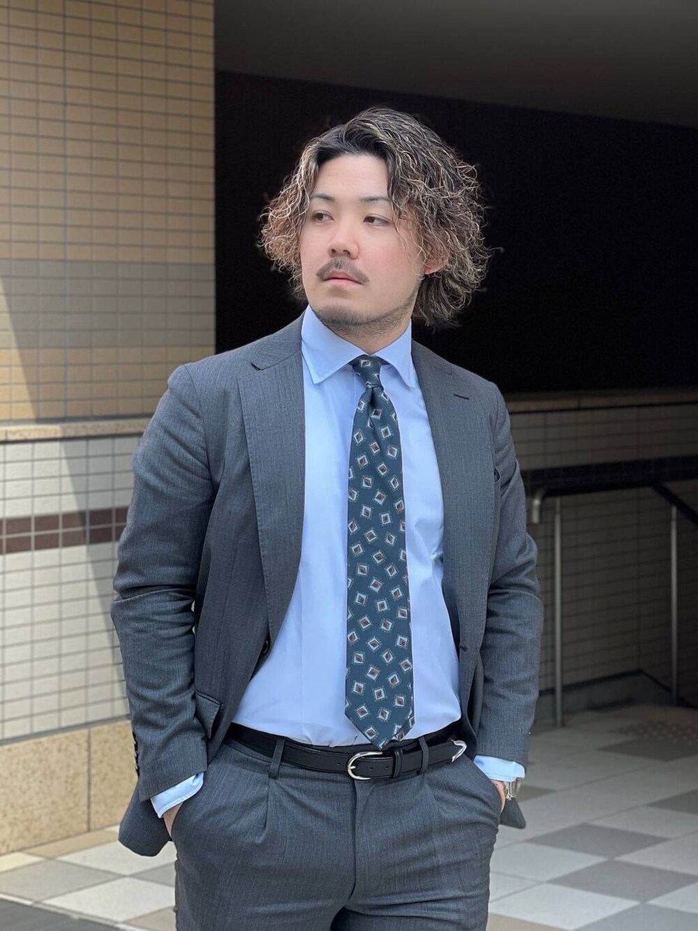 ブルー系のシャツ/ブラウス、ブルー系のハンカチ/ハンドタオルを着用したメンズの春コーディネートの4枚目の写真