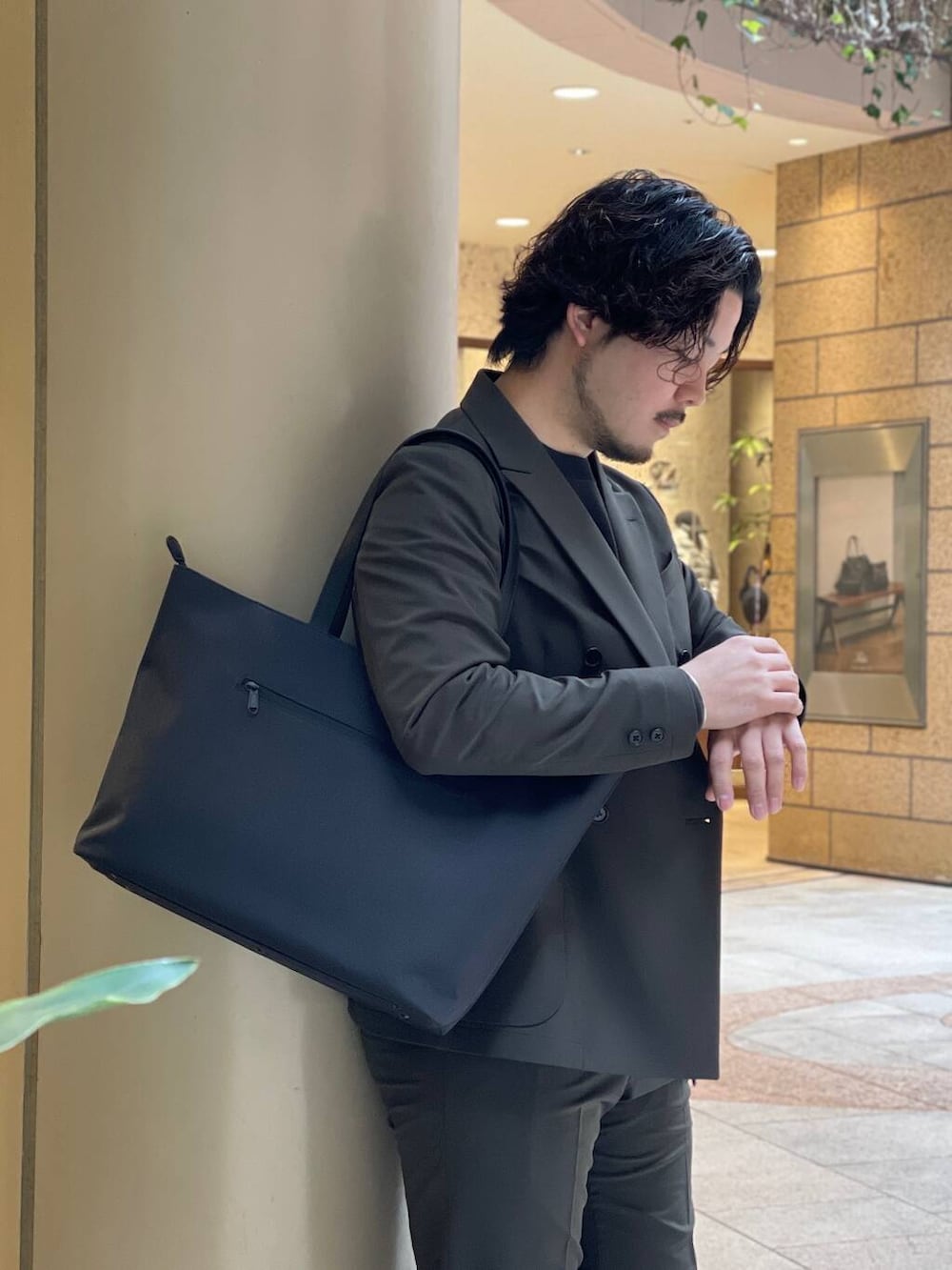 「ジャケット、デートコーデ、革靴、RODESKO、トートバッグ、アーバンリサーチドアーズ、休日コーデ、doors、仕事、ビジネス、オフィススタイル、20代、30代、40代、lifestyletailor」｜「URBAN RESEARCH DOORSのLIFE STYLE TAILOR　イタリアンメッシュベルト（ベルト、ブラック系）」を使った、keisuke kyomotoさん（メンズ・169cm）の冬コーディネートの3枚目の写真