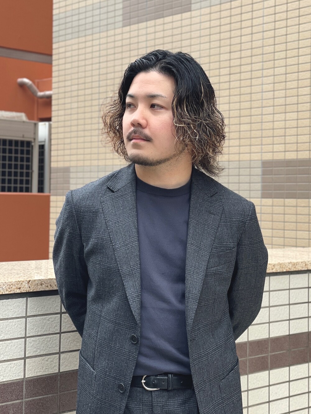 グレー系のスーツパンツ、グレー系のその他アウター、グレー系のシャツ/ブラウスを着用したメンズの秋コーディネートの3枚目の写真