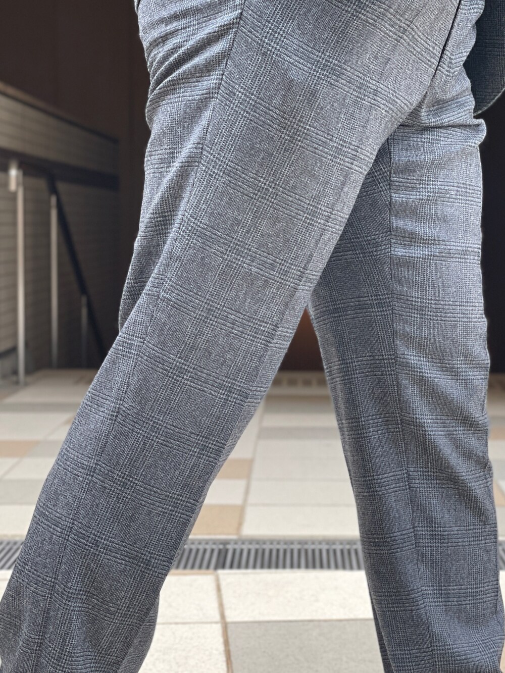 グレー系のスーツパンツ、グレー系のその他アウター、グレー系のシャツ/ブラウスを着用したメンズの秋コーディネートの4枚目の写真