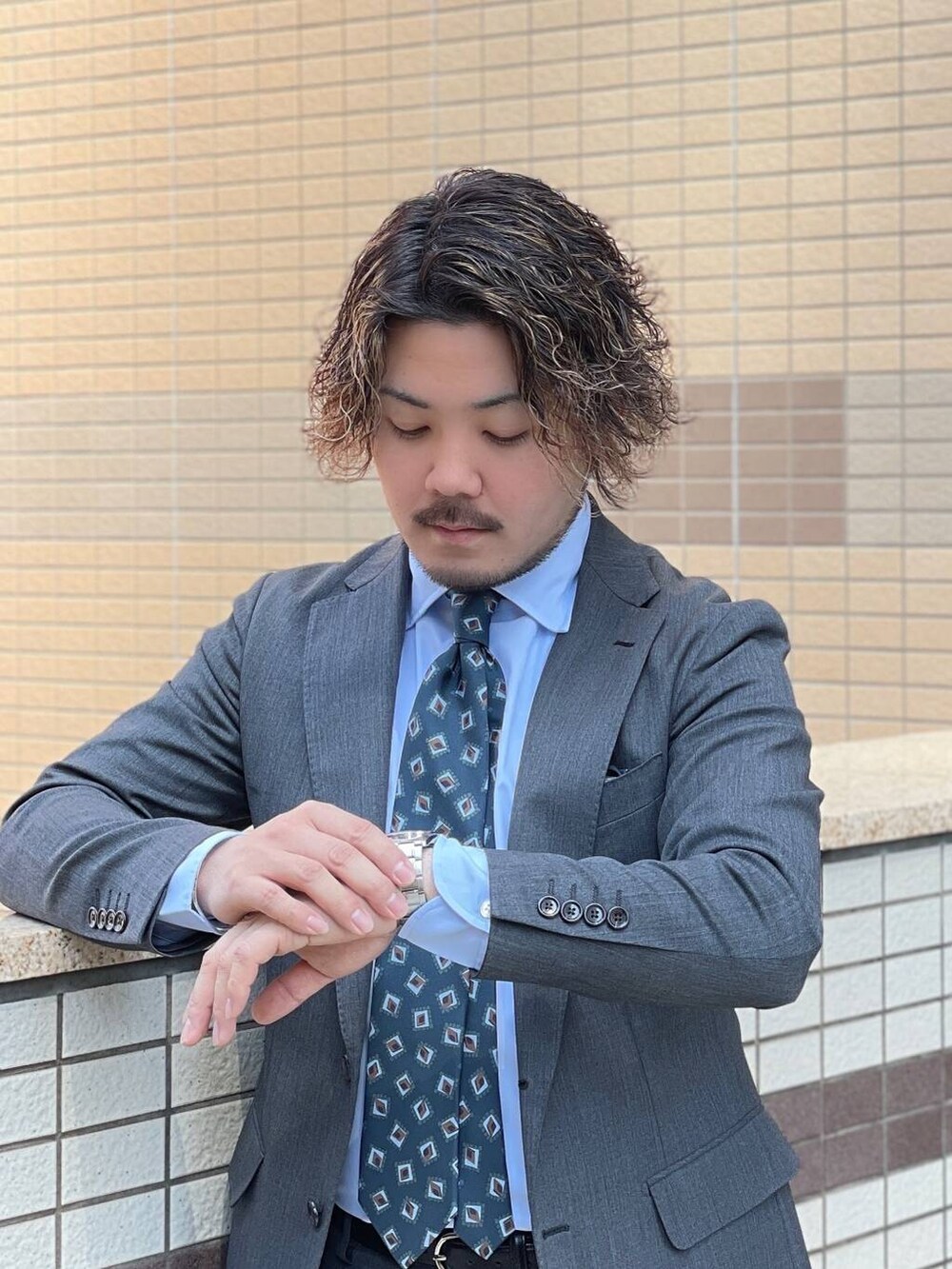 ブルー系のシャツ/ブラウス、ブルー系のハンカチ/ハンドタオルを着用したメンズの春コーディネートの3枚目の写真