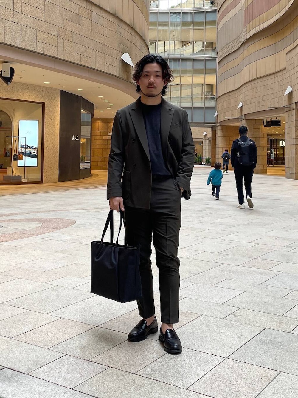 「ジャケット、デートコーデ、革靴、RODESKO、トートバッグ、アーバンリサーチドアーズ、休日コーデ、doors、仕事、ビジネス、オフィススタイル、20代、30代、40代、lifestyletailor」｜「URBAN RESEARCH DOORSのLIFE STYLE TAILOR　イタリアンメッシュベルト（ベルト、ブラック系）」を使った、keisuke kyomotoさん（メンズ・169cm）の冬コーディネートの2枚目の写真