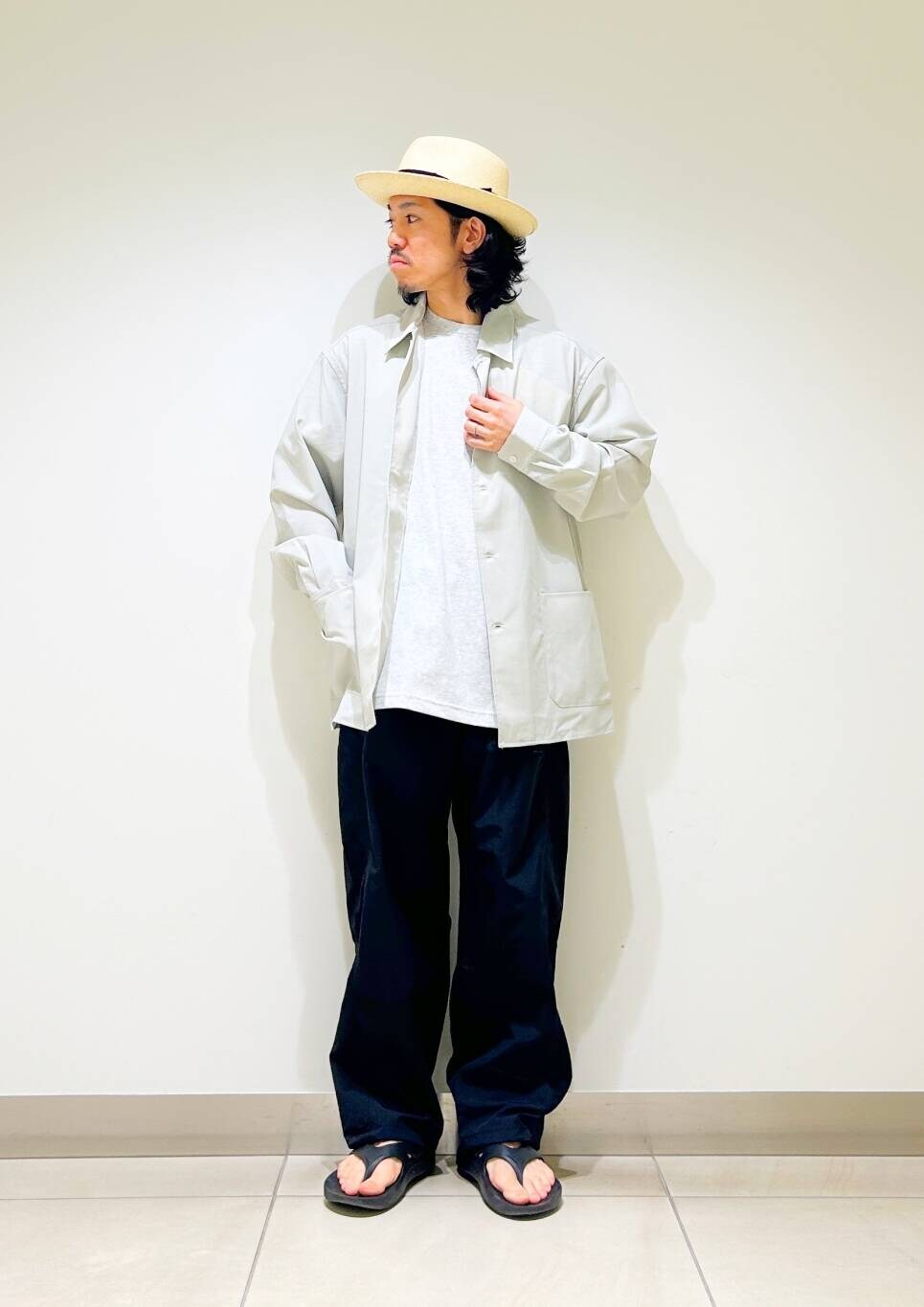 「シャツ、カジュアル、Tシャツ、urbanresearchdoors、オーバーサイズ、イージーパンツ、オーバーシルエット、機能素材、トラウザー、低身長、アーバンリサーチドアーズ、OOFOS、doors、ルーズ、ゆったり」｜「URBAN RESEARCH DOORSの『UR TECH DRYLUXE』 LONG-SLEEVE SHIRTS（シャツ/ブラウス、ベージュ系）」を使った、DAIKI TAKEYAさん（メンズ・165cm）の春コーディネートの4枚目の写真