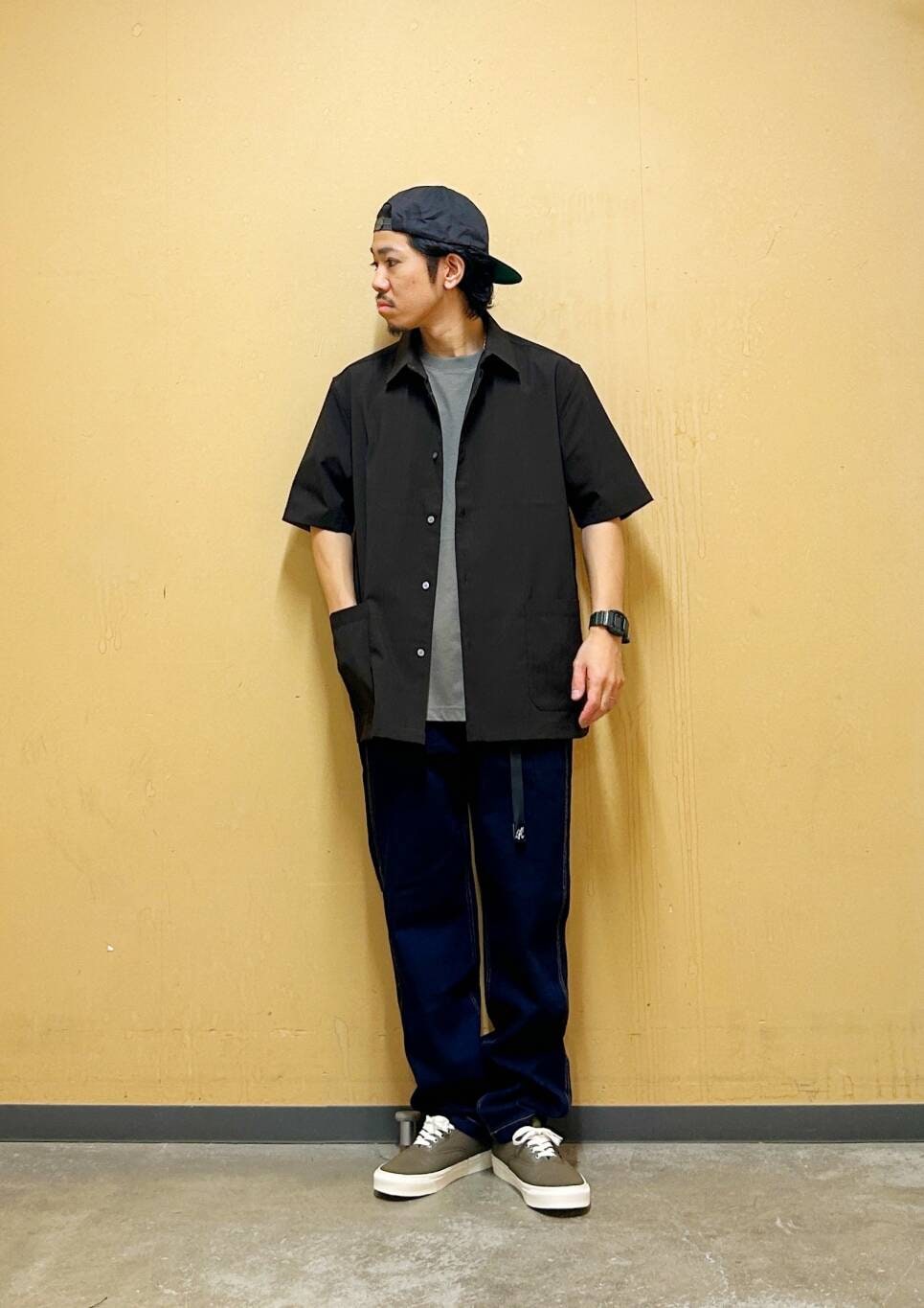 グレー系のTシャツ/カットソー、ブルー系のデニムパンツ、ブラウン系のシャツ/ブラウスを着用したメンズの夏コーディネートの4枚目の写真