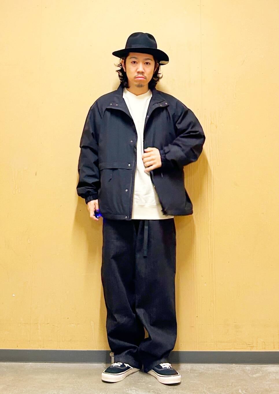 「デニム、スニーカー、ジャケット、vans、カジュアル、urbanresearchdoors、オーバーサイズ、イージーパンツ、アウター、オーバーシルエット、スウェット、デニムパンツ、Gramicci、グラミチ、ブルゾン」｜「VANSのVANS　UA Authentic（スニーカー、ブラック系）」を使った、DAIKI TAKEYAさん（メンズ・165cm）の冬コーディネートの3枚目の写真