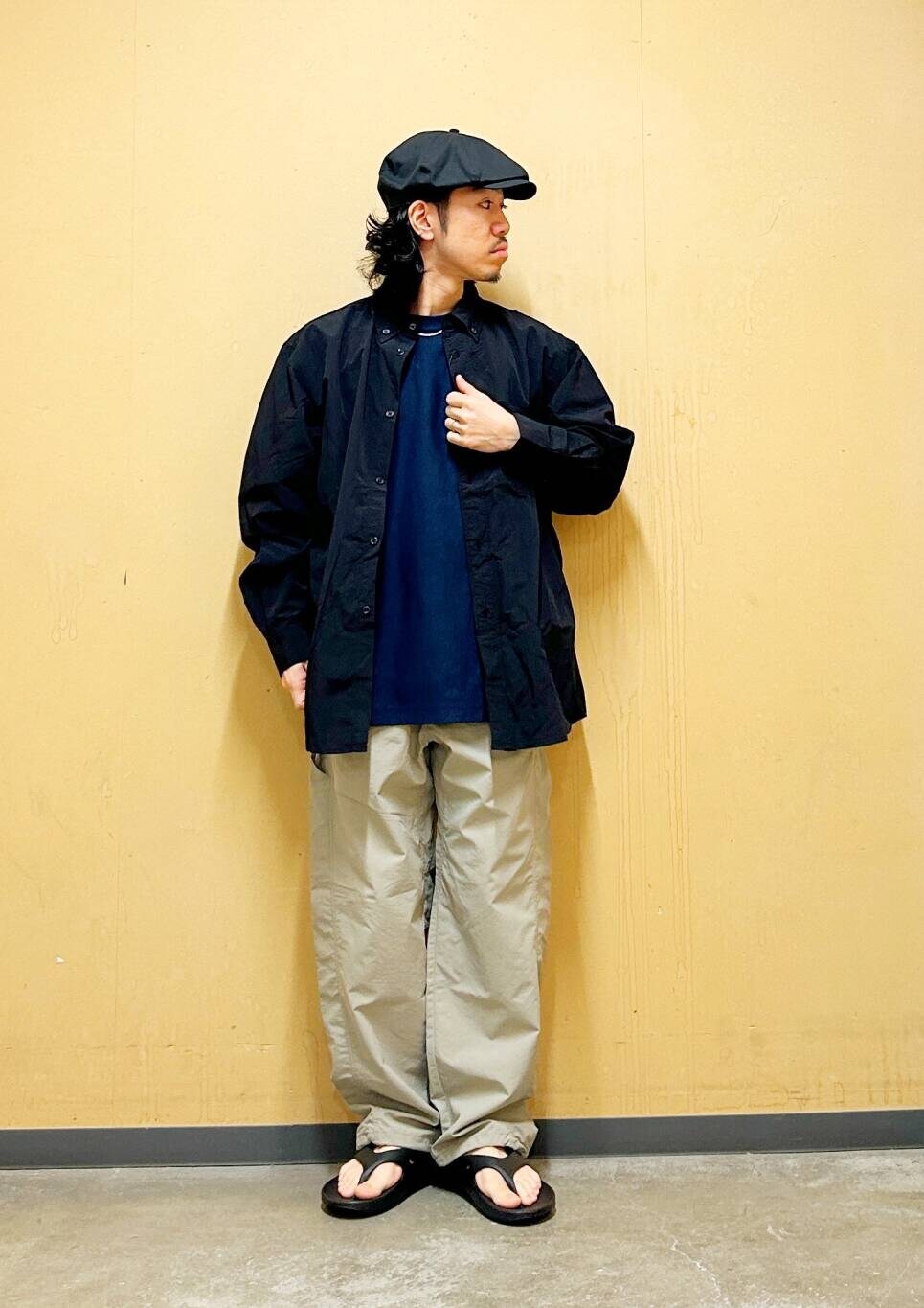 「シャツ、カジュアル、Tシャツ、urbanresearchdoors、オーバーサイズ、イージーパンツ、オーバーシルエット、サンダル、champion、アウトドア、チャンピオン、機能素材、トラウザー、クレイジーパターン」｜「OOFOSのOOFOS　Ooriginal（サンダル、ブラック系）」を使った、DAIKI TAKEYAさん（メンズ・165cm）の春コーディネートの6枚目の写真