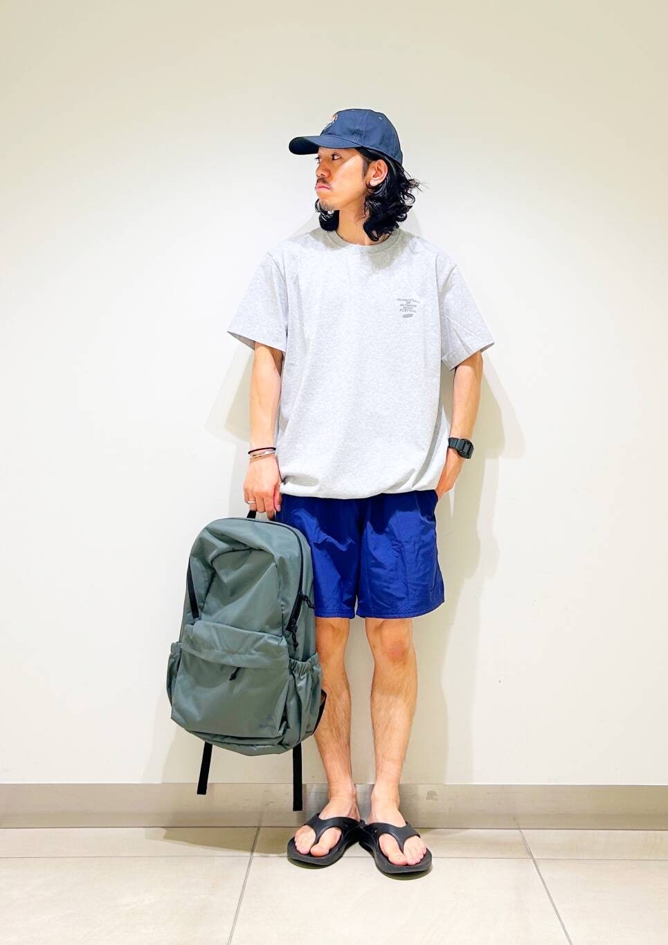 「カジュアル、Tシャツ、urbanresearchdoors、オーバーサイズ、イージーパンツ、オーバーシルエット、サンダル、キャップ、アウトドア、機能素材、NIKE、低身長、アーバンリサーチドアーズ、ショーツ、doors」｜「OOFOSのOOFOS　Ooriginal（サンダル、ブラック系）」を使った、DAIKI TAKEYAさん（メンズ・165cm）の夏コーディネートの6枚目の写真