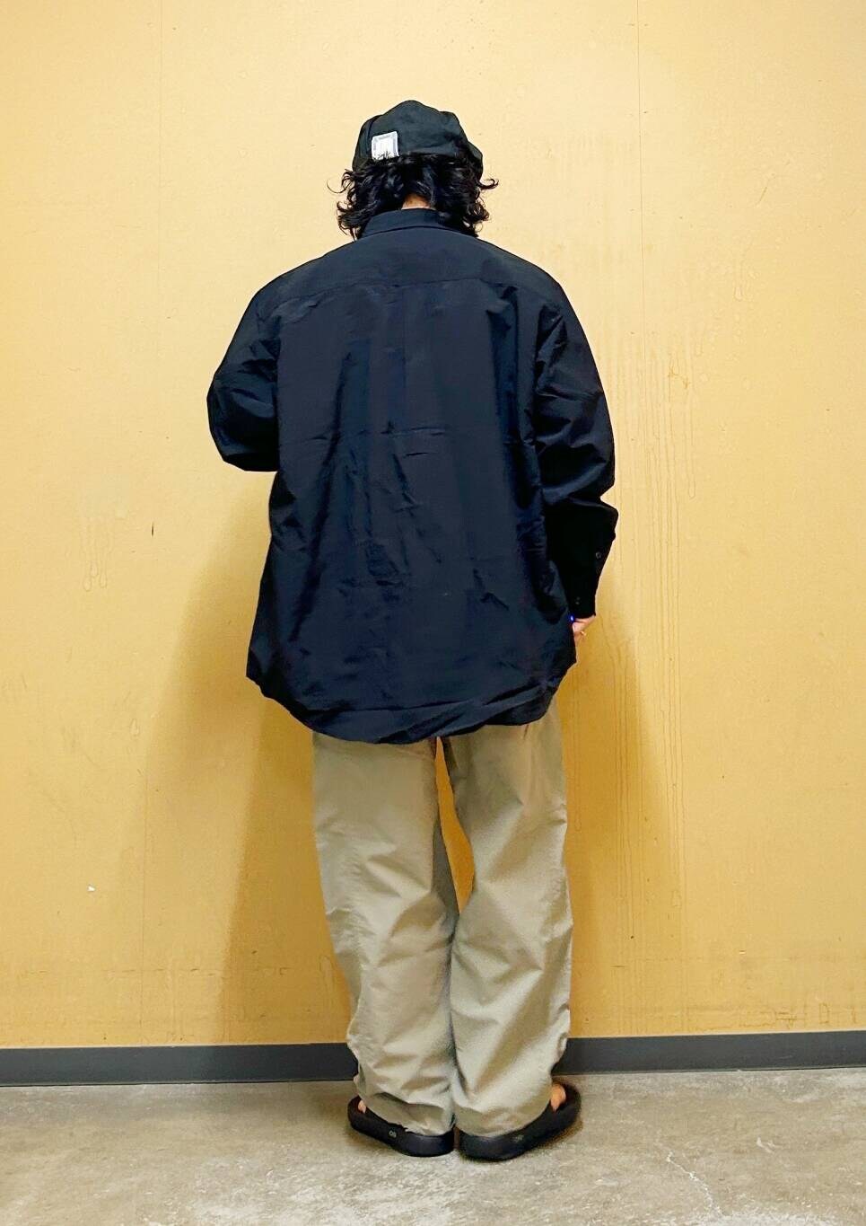 「シャツ、カジュアル、Tシャツ、urbanresearchdoors、オーバーサイズ、イージーパンツ、オーバーシルエット、サンダル、champion、アウトドア、チャンピオン、機能素材、トラウザー、クレイジーパターン」｜「OOFOSのOOFOS　Ooriginal（サンダル、ブラック系）」を使った、DAIKI TAKEYAさん（メンズ・165cm）の春コーディネートの8枚目の写真
