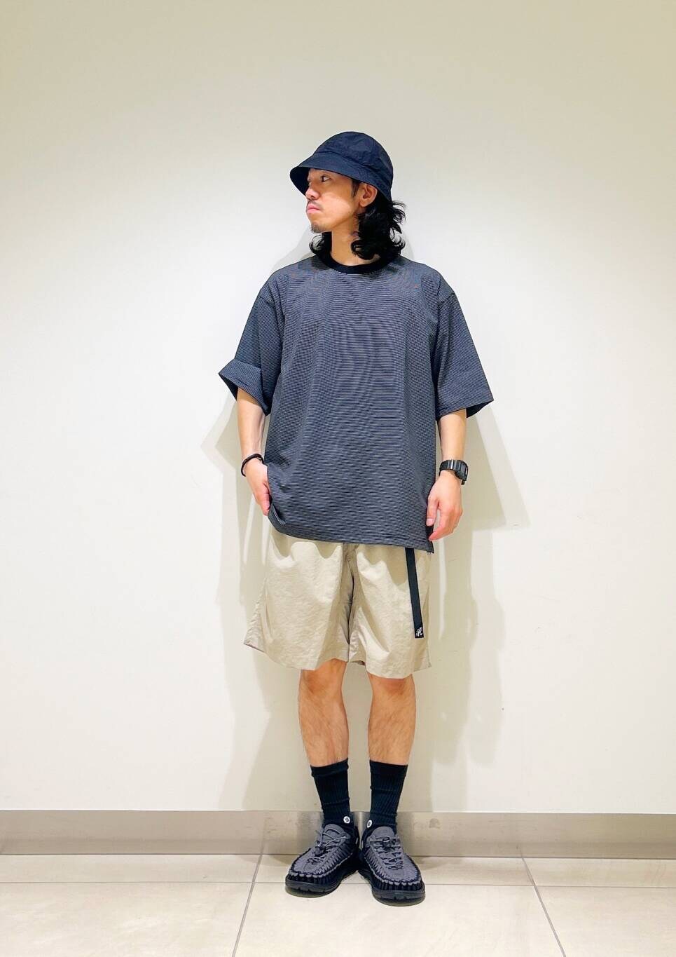 「カジュアル、Tシャツ、urbanresearchdoors、オーバーサイズ、オーバーシルエット、サンダル、アウトドア、機能素材、Gramicci、グラミチ、低身長、アーバンリサーチドアーズ、ショーツ、doors、ルーズ」｜「GramicciのGramicci / LOWERCASE　NYLON LOOSE SHORT（その他パンツ、グレー系）」を使った、DAIKI TAKEYAさん（メンズ・165cm）の夏コーディネートの5枚目の写真