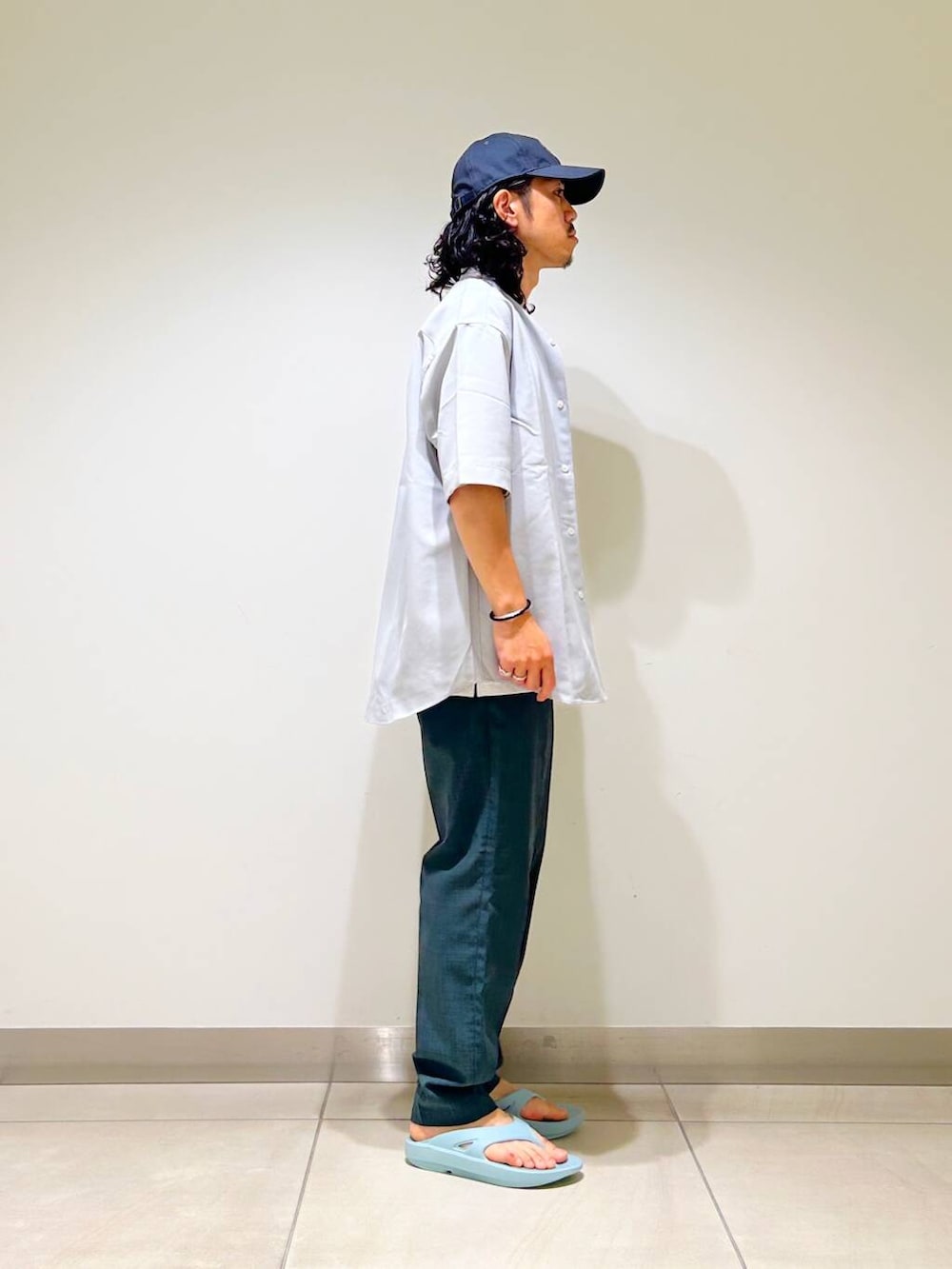 「シャツ、カジュアル、Tシャツ、urbanresearchdoors、オーバーサイズ、イージーパンツ、オーバーシルエット、サンダル、機能素材、トラウザー、半袖シャツ、低身長、アーバンリサーチドアーズ、OOFOS、doors」|「URBAN RESEARCH DOORSの『UR TECH DRYLUXE』『イージーケア/速乾/UVカット』テーパードパンツ(その他パンツ、グリーン系)」を使った、DAIKI TAKEYAさん(メンズ・165cm)の夏コーディネートの7枚目の写真