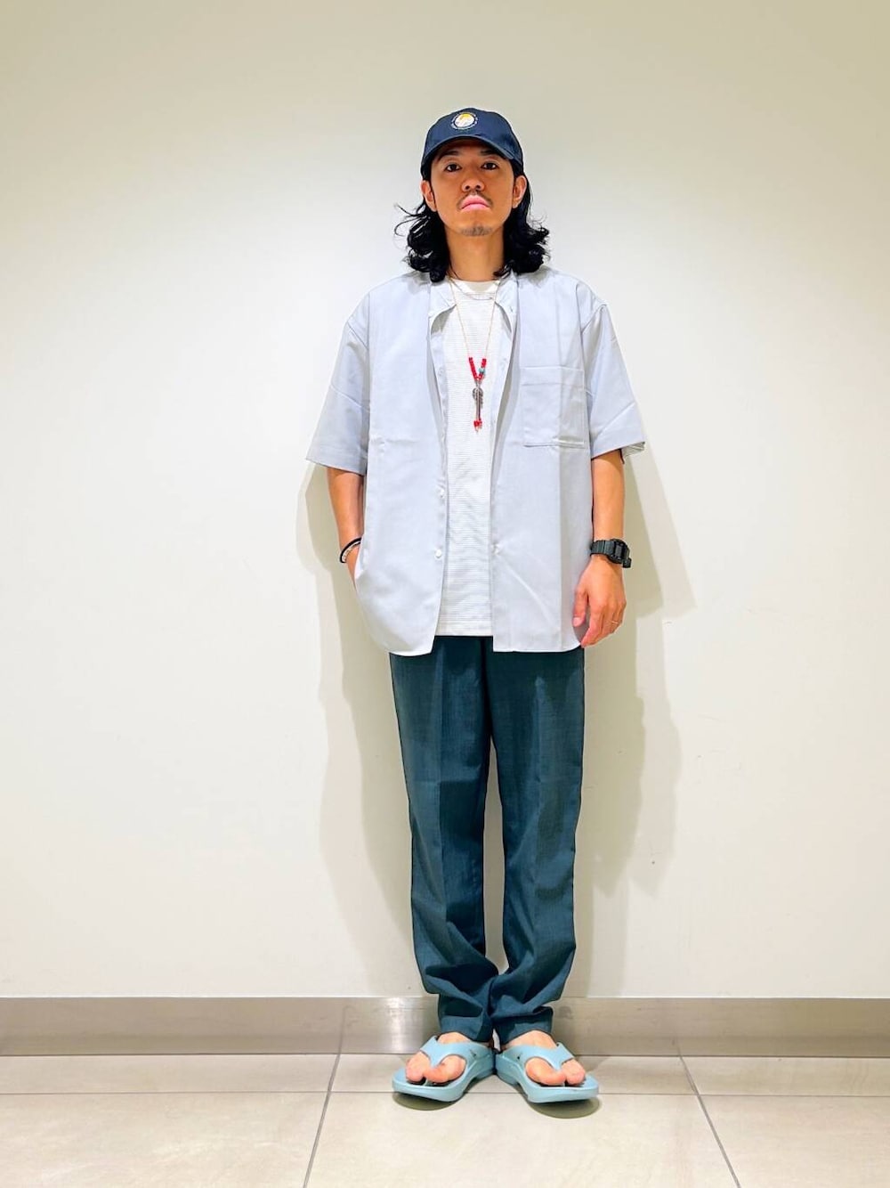 「シャツ、カジュアル、Tシャツ、urbanresearchdoors、オーバーサイズ、イージーパンツ、オーバーシルエット、サンダル、機能素材、トラウザー、半袖シャツ、低身長、アーバンリサーチドアーズ、OOFOS、doors」|「URBAN RESEARCH DOORSの『UR TECH DRYLUXE』『イージーケア/速乾/UVカット』テーパードパンツ(その他パンツ、グリーン系)」を使った、DAIKI TAKEYAさん(メンズ・165cm)の夏コーディネートの4枚目の写真