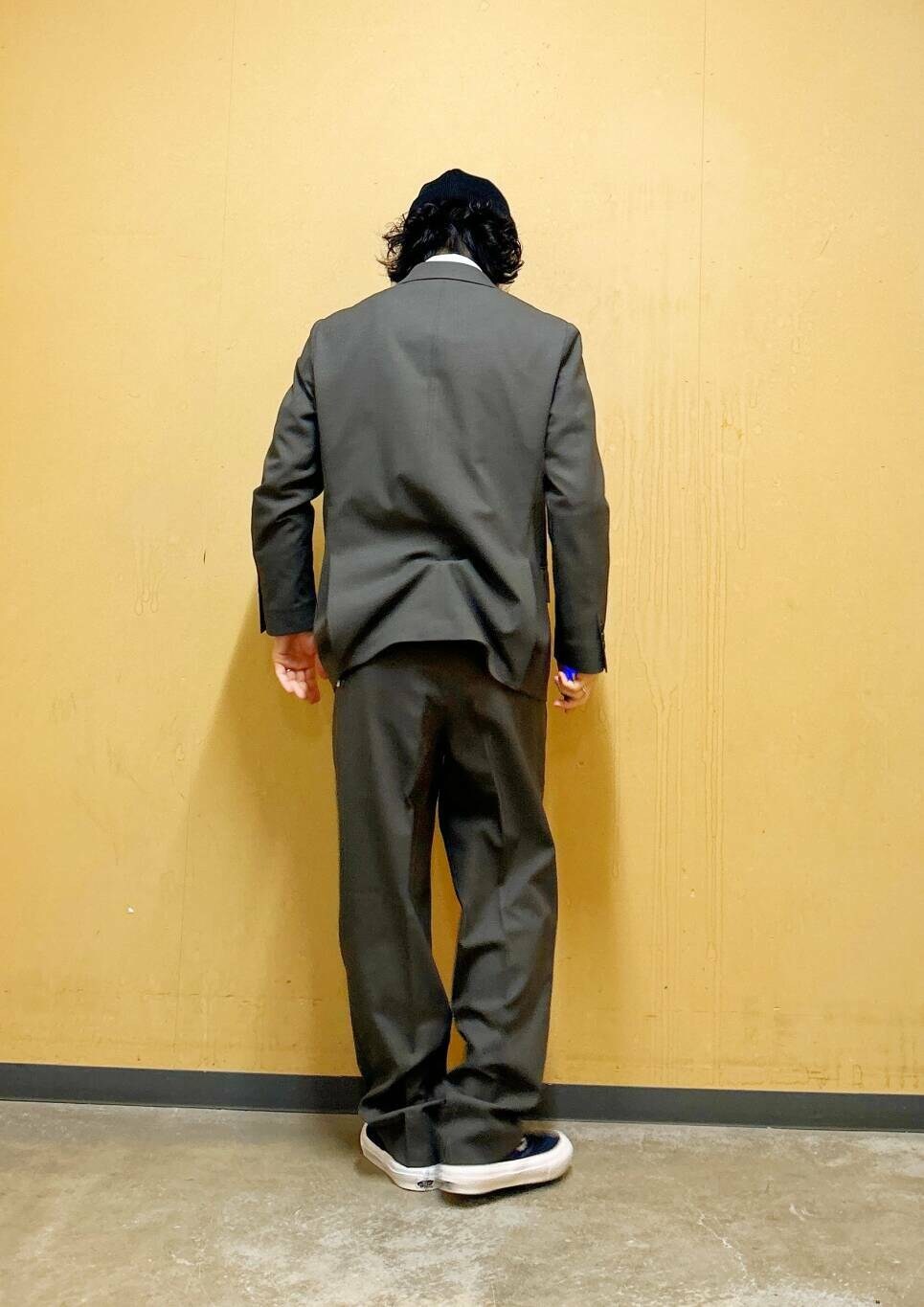 「シャツ、スニーカー、セットアップ、urbanresearchdoors、イージーパンツ、トラウザー、低身長、アーバンリサーチドアーズ、doors、ネクタイ、30代コーデ、カジュアルスタイル、ダブルジャケット、イージー、ワイシャツ」｜「URBAN RESEARCH DOORSのSSロールワッチ（ニットキャップ/ビーニー、ブラック系）」を使った、DAIKI TAKEYAさん（メンズ・165cm）の冬コーディネートの7枚目の写真