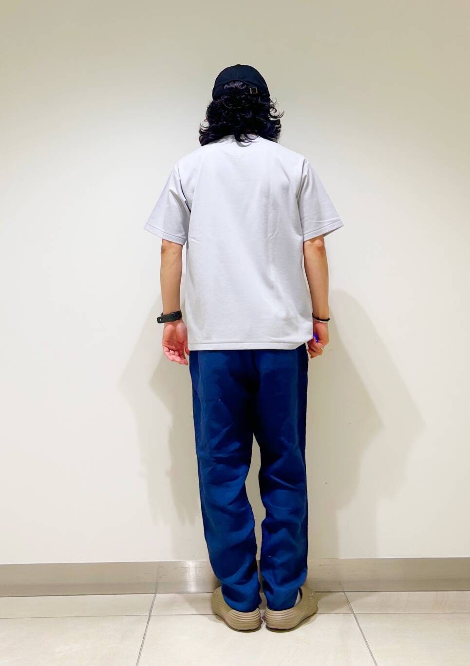 「カジュアル、Tシャツ、urbanresearchdoors、オーバーサイズ、イージーパンツ、オーバーシルエット、サンダル、キャップ、トラウザー、低身長、アーバンリサーチドアーズ、リネン、doors、ルーズ、ゆったり」｜「URBAN RESEARCH DOORSの『イージーケア』ポンチポケットショートスリーブTシャツ（Tシャツ/カットソー、グレー系）」を使った、DAIKI TAKEYAさん（メンズ・165cm）の夏コーディネートの7枚目の写真