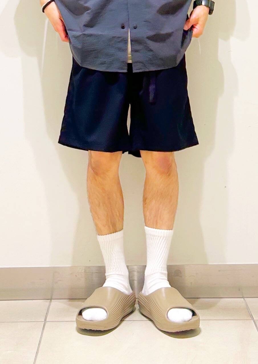 「シャツ、カジュアル、Tシャツ、urbanresearchdoors、オーバーサイズ、イージーパンツ、オーバーシルエット、サンダル、キャップ、アウトドア、機能素材、半袖シャツ、低身長、アーバンリサーチドアーズ」｜「Gramicciの『別注』GRAMICCI　Stretch Gabardine Short（その他パンツ、ブルー系）」を使った、DAIKI TAKEYAさん（メンズ・165cm）の夏コーディネートの10枚目の写真