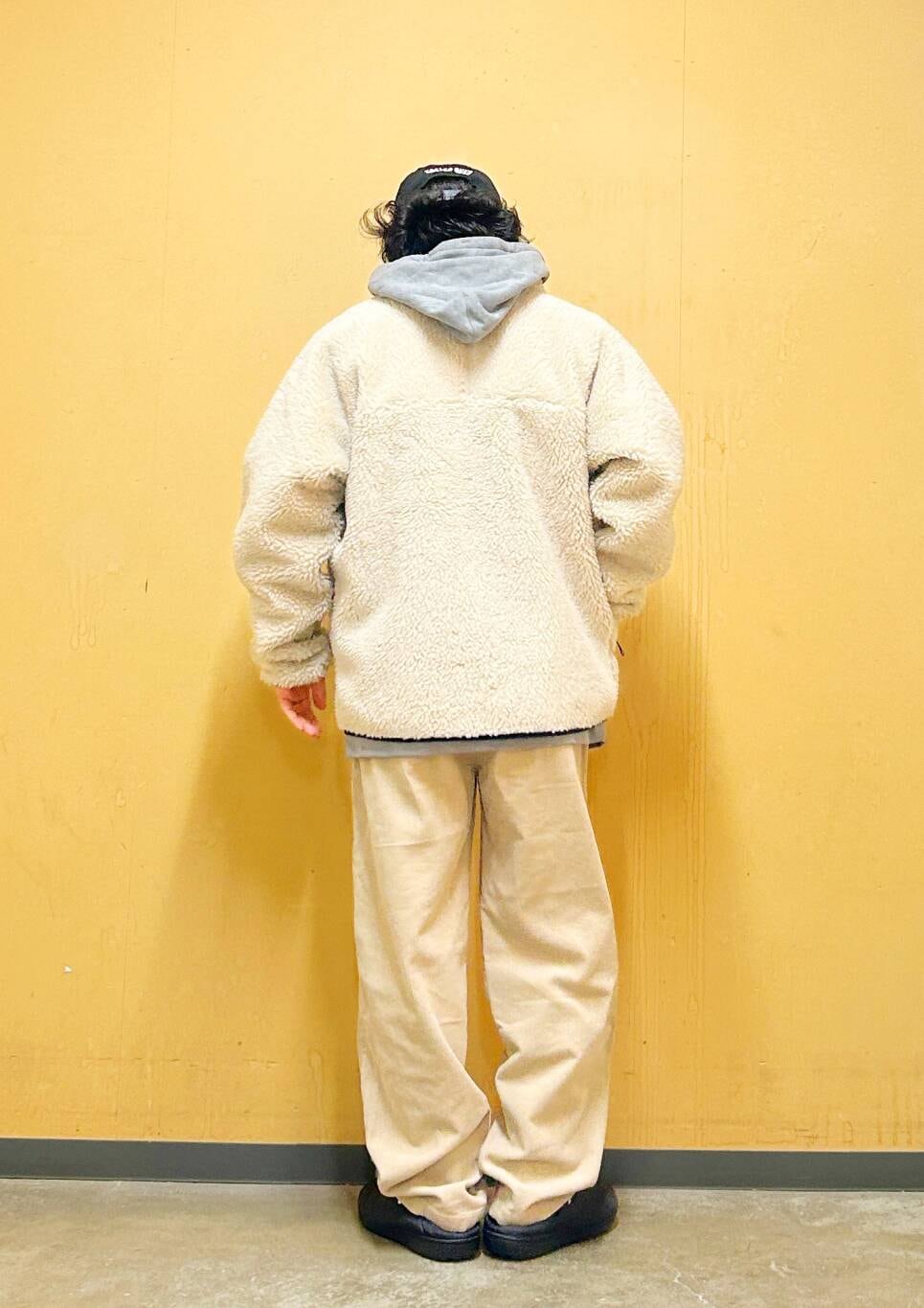 ホワイト系のその他パンツ、ベージュ系のテーラードジャケット、グレー系のパーカーを着用したメンズの冬コーディネートの7枚目の写真