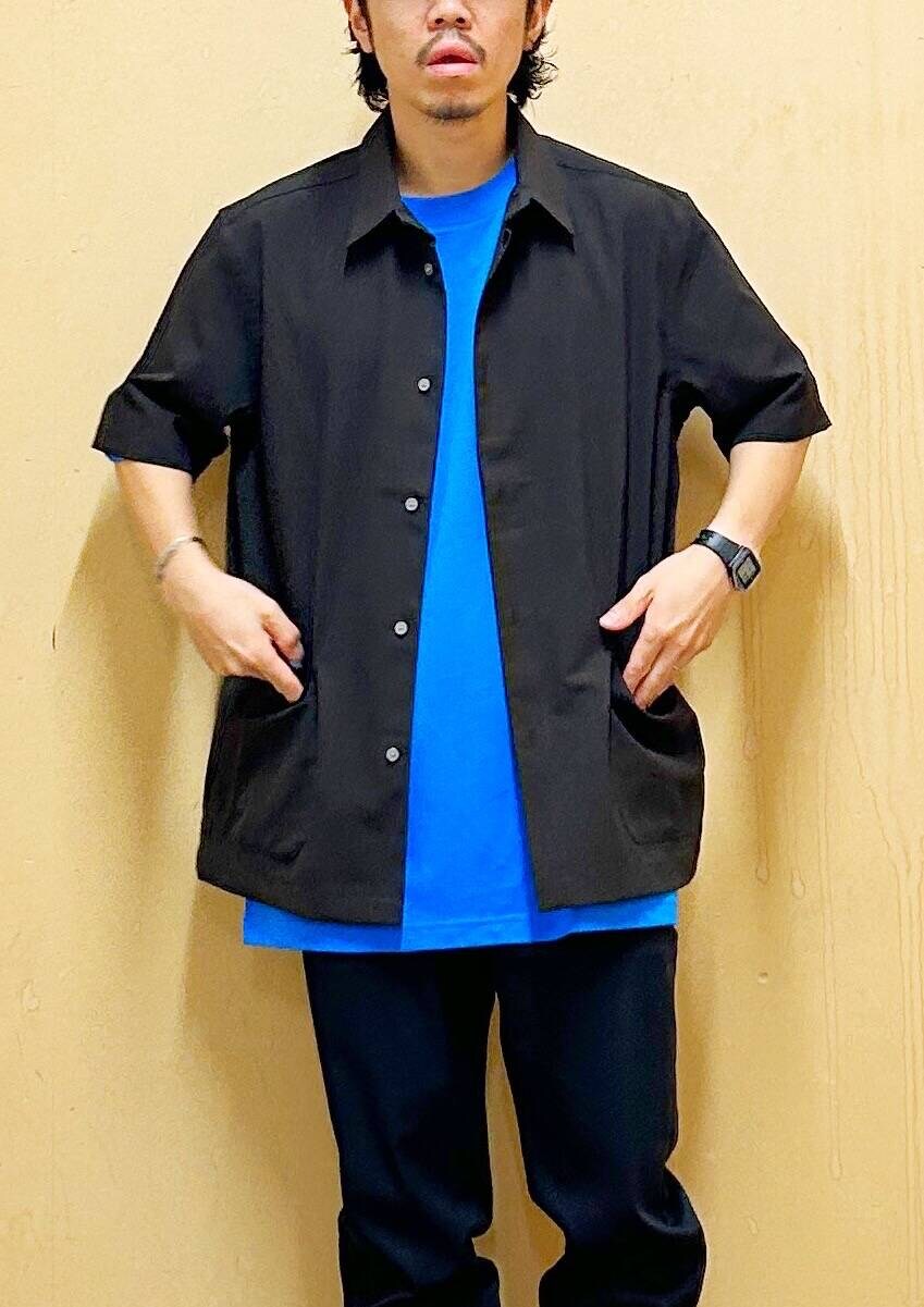 ブラウン系のシャツ/ブラウス、グレー系のスニーカー、ブルー系のシャツ/ブラウスを着用したメンズの夏コーディネートの9枚目の写真