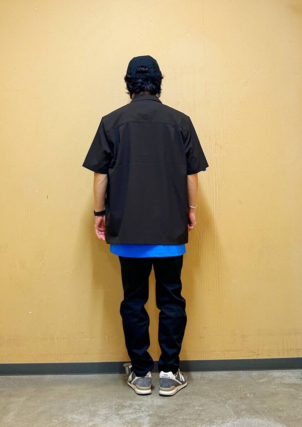 ブラウン系のシャツ/ブラウス、グレー系のスニーカー、ブルー系のシャツ/ブラウスを着用したメンズの夏コーディネートの8枚目の写真