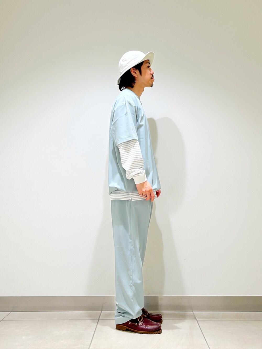 グリーン系のTシャツ/カットソー、ホワイト系のTシャツ/カットソー、グリーン系のその他パンツを着用したメンズの春コーディネートの9枚目の写真
