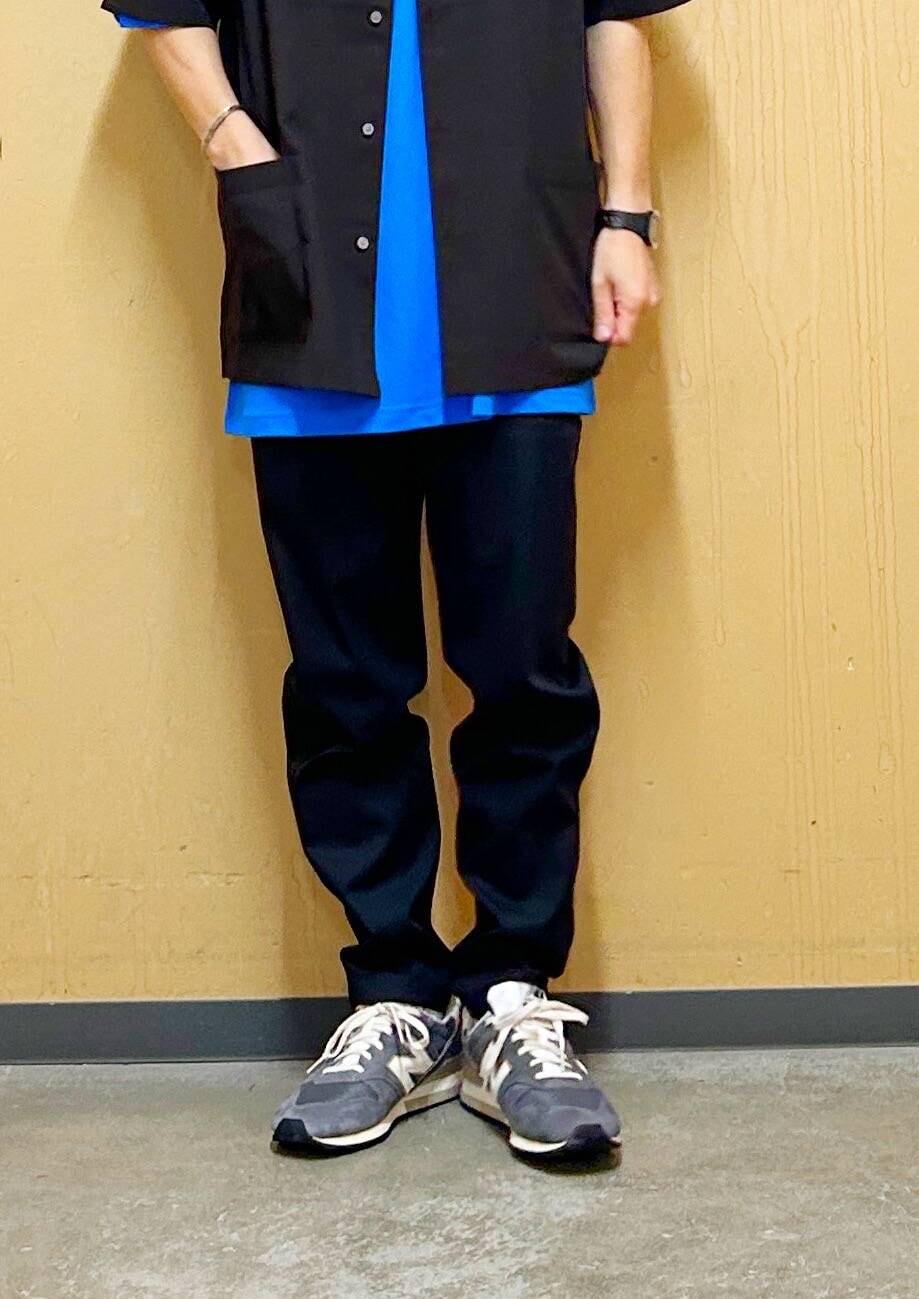 ブラウン系のシャツ/ブラウス、グレー系のスニーカー、ブルー系のシャツ/ブラウスを着用したメンズの夏コーディネートの10枚目の写真