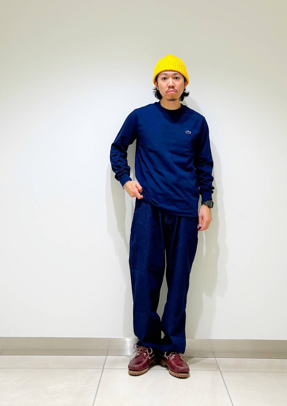 ブルー系のデニムパンツ、ブルー系のTシャツ/カットソー、イエロー系のニットキャップ/ビーニーを着用したメンズの秋コーディネートの4枚目の写真