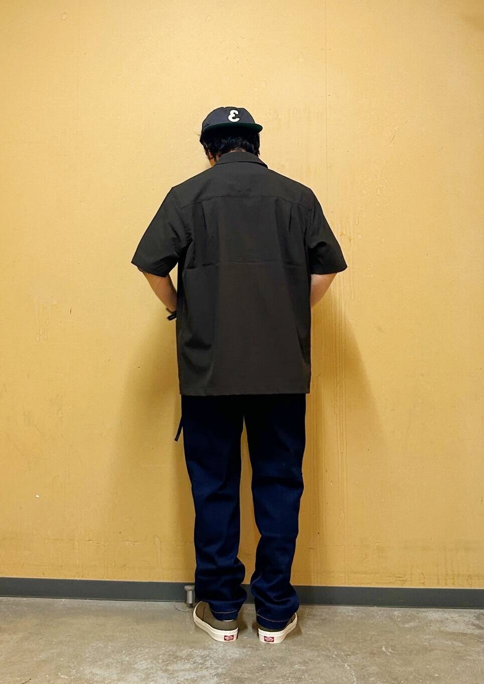 グレー系のTシャツ/カットソー、ブルー系のデニムパンツ、ブラウン系のシャツ/ブラウスを着用したメンズの夏コーディネートの6枚目の写真