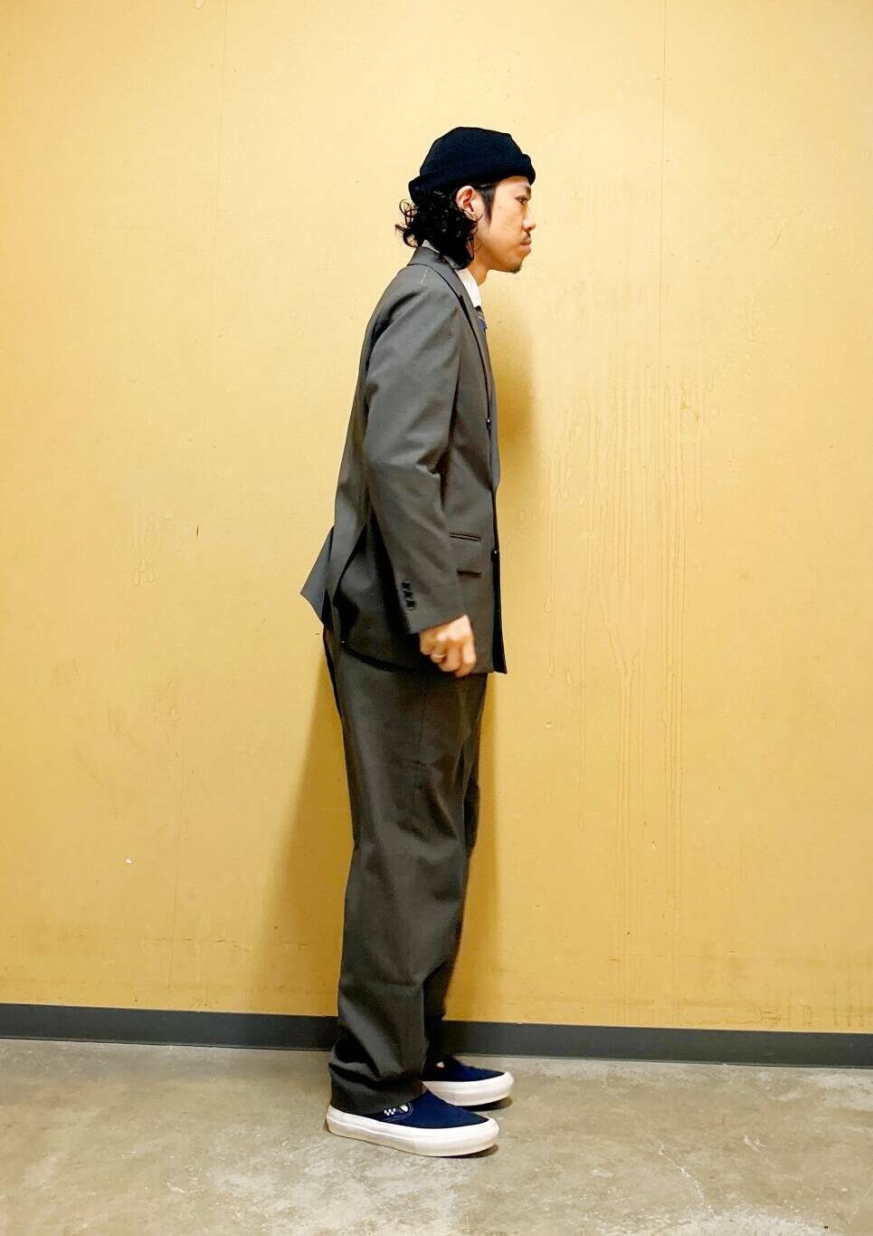 「シャツ、スニーカー、セットアップ、urbanresearchdoors、イージーパンツ、トラウザー、低身長、アーバンリサーチドアーズ、doors、ネクタイ、30代コーデ、カジュアルスタイル、ダブルジャケット、イージー、ワイシャツ」｜「URBAN RESEARCH DOORSのSSロールワッチ（ニットキャップ/ビーニー、ブラック系）」を使った、DAIKI TAKEYAさん（メンズ・165cm）の冬コーディネートの6枚目の写真