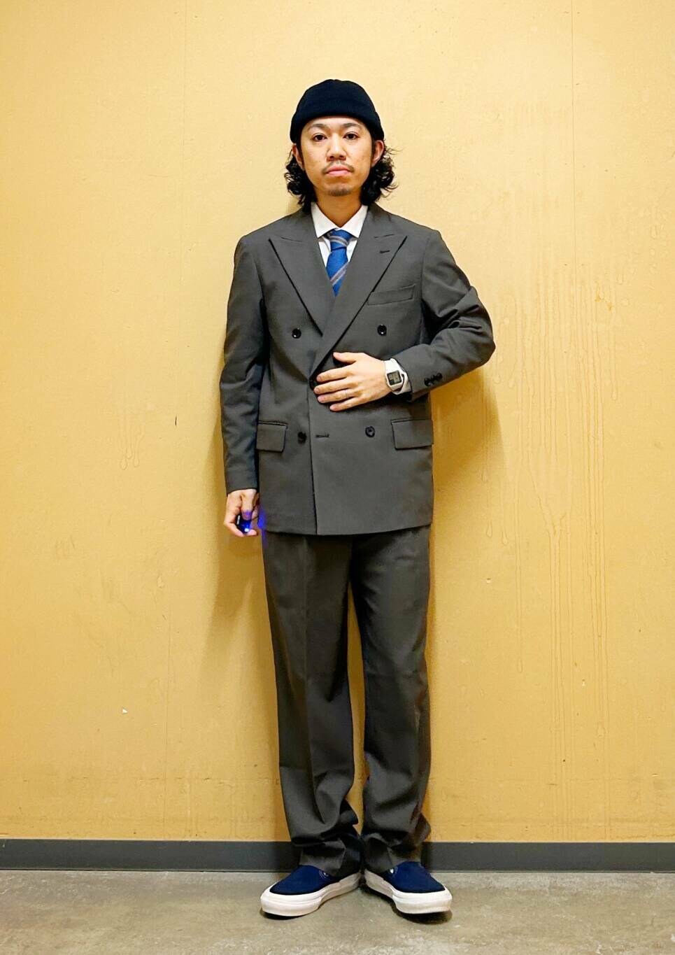 「シャツ、スニーカー、セットアップ、urbanresearchdoors、イージーパンツ、トラウザー、低身長、アーバンリサーチドアーズ、doors、ネクタイ、30代コーデ、カジュアルスタイル、ダブルジャケット、イージー、ワイシャツ」｜「URBAN RESEARCH DOORSのSSロールワッチ（ニットキャップ/ビーニー、ブラック系）」を使った、DAIKI TAKEYAさん（メンズ・165cm）の冬コーディネートの3枚目の写真
