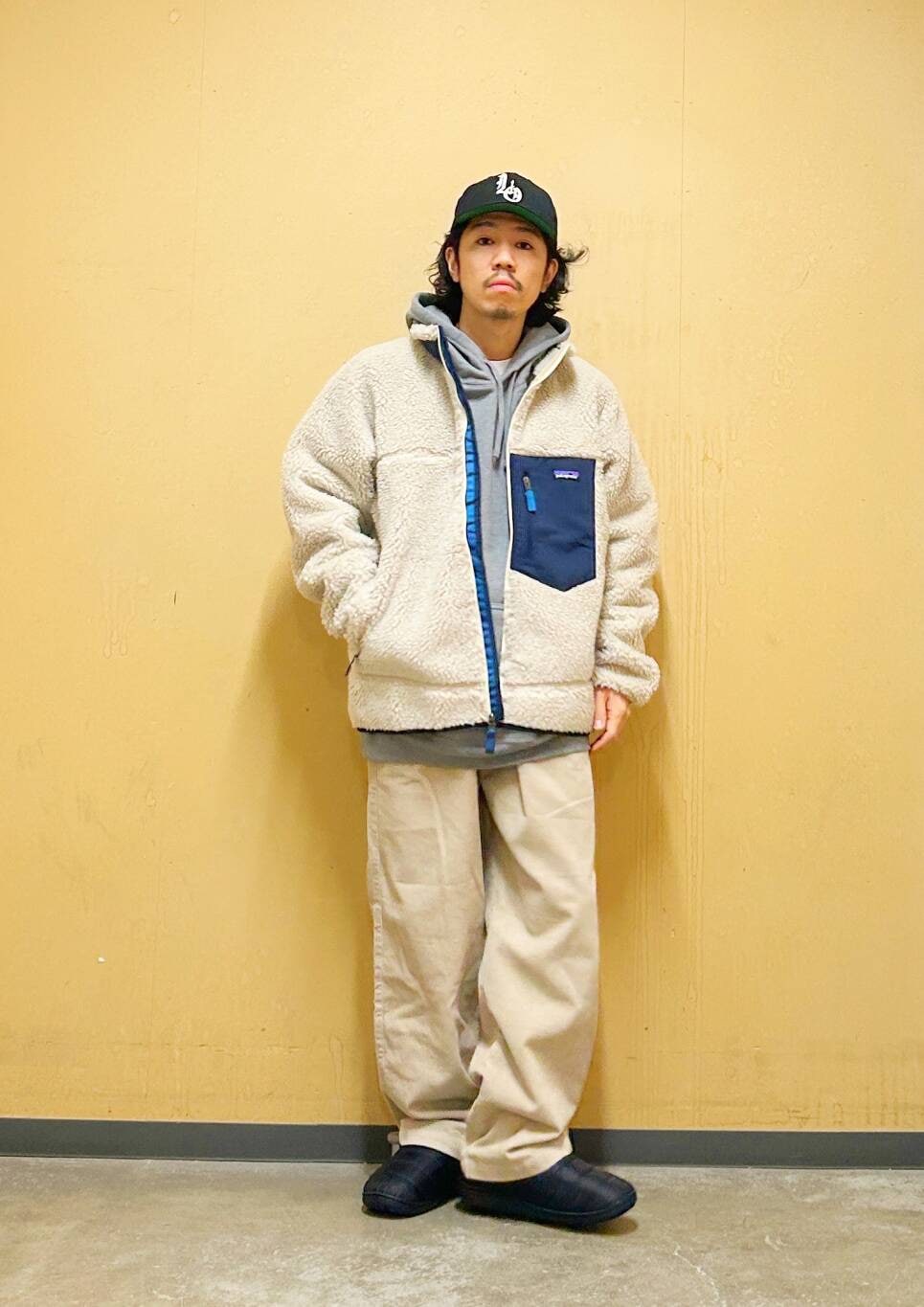 ホワイト系のその他パンツ、ベージュ系のテーラードジャケット、グレー系のパーカーを着用したメンズの冬コーディネートの5枚目の写真