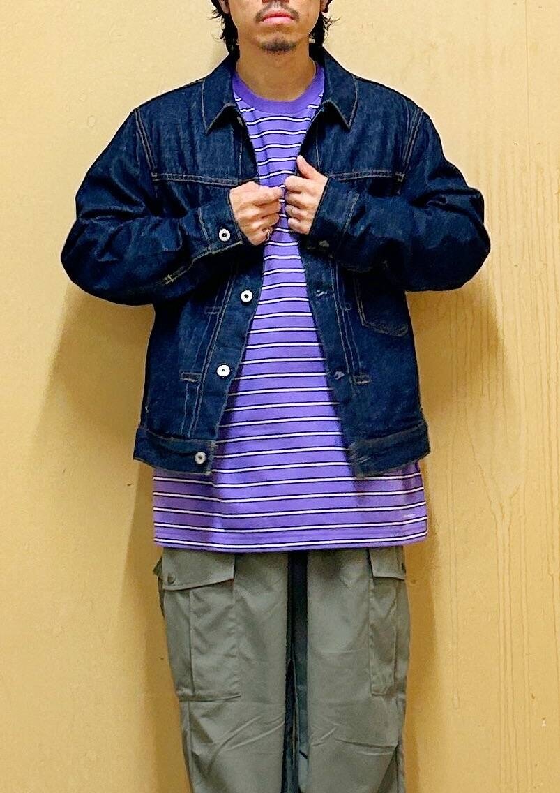 グリーン系のその他パンツ、パープル系のTシャツ/カットソー、ブルー系のデニムジャケットを着用したメンズの夏コーディネートの9枚目の写真
