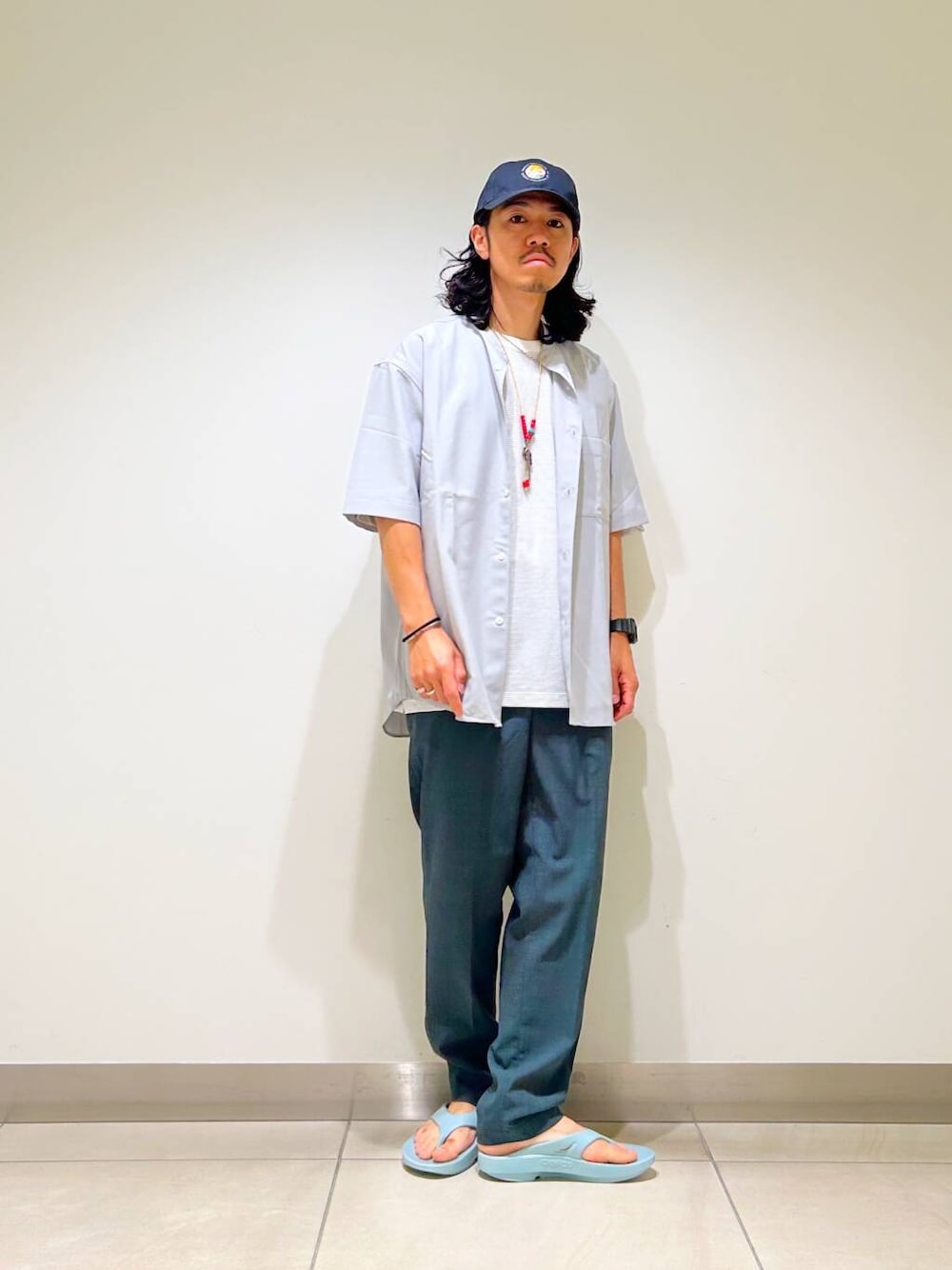 「シャツ、カジュアル、Tシャツ、urbanresearchdoors、オーバーサイズ、イージーパンツ、オーバーシルエット、サンダル、機能素材、トラウザー、半袖シャツ、低身長、アーバンリサーチドアーズ、OOFOS、doors」|「URBAN RESEARCH DOORSの『UR TECH DRYLUXE』『イージーケア/速乾/UVカット』テーパードパンツ(その他パンツ、グリーン系)」を使った、DAIKI TAKEYAさん(メンズ・165cm)の夏コーディネートの2枚目の写真