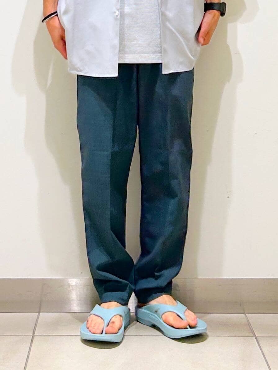 「シャツ、カジュアル、Tシャツ、urbanresearchdoors、オーバーサイズ、イージーパンツ、オーバーシルエット、サンダル、機能素材、トラウザー、半袖シャツ、低身長、アーバンリサーチドアーズ、OOFOS、doors」|「URBAN RESEARCH DOORSの『UR TECH DRYLUXE』『イージーケア/速乾/UVカット』テーパードパンツ(その他パンツ、グリーン系)」を使った、DAIKI TAKEYAさん(メンズ・165cm)の夏コーディネートの10枚目の写真