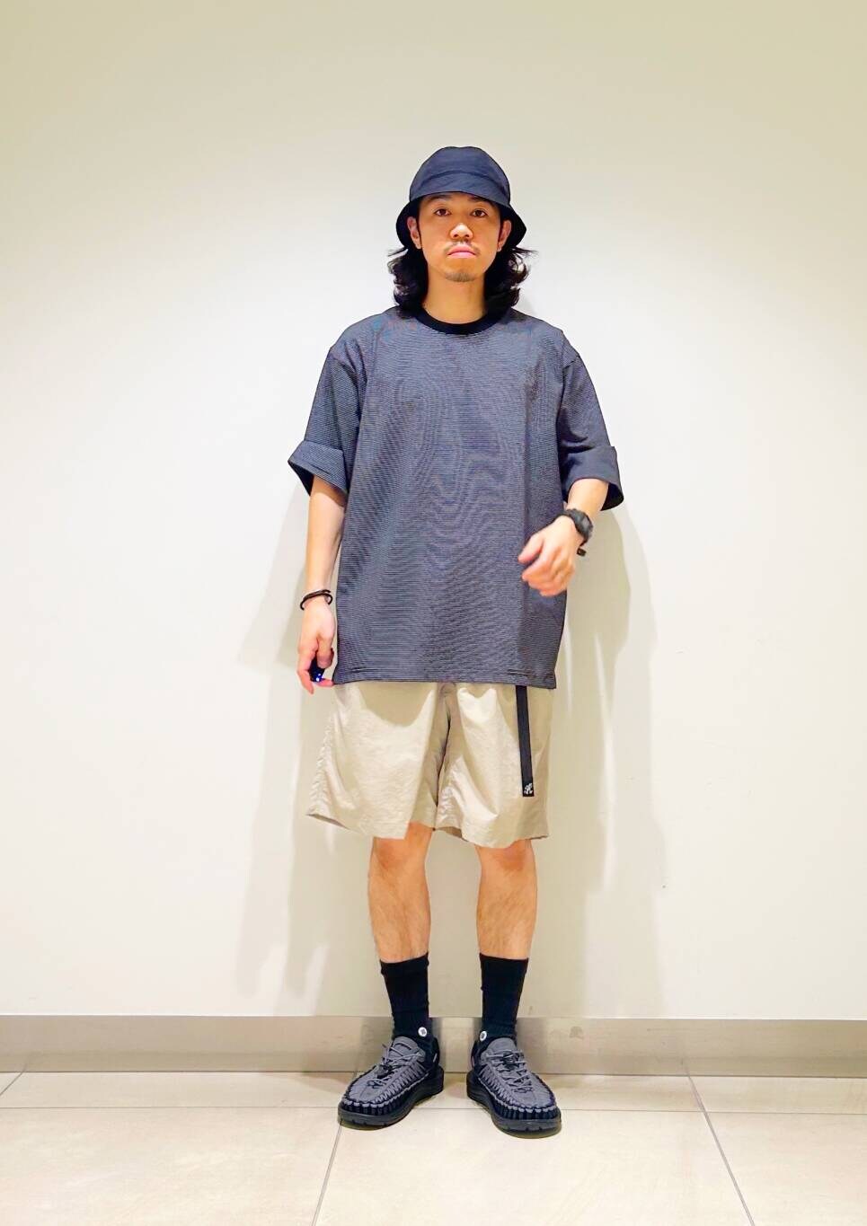 「カジュアル、Tシャツ、urbanresearchdoors、オーバーサイズ、オーバーシルエット、サンダル、アウトドア、機能素材、Gramicci、グラミチ、低身長、アーバンリサーチドアーズ、ショーツ、doors、ルーズ」｜「GramicciのGramicci / LOWERCASE　NYLON LOOSE SHORT（その他パンツ、グレー系）」を使った、DAIKI TAKEYAさん（メンズ・165cm）の夏コーディネートの3枚目の写真