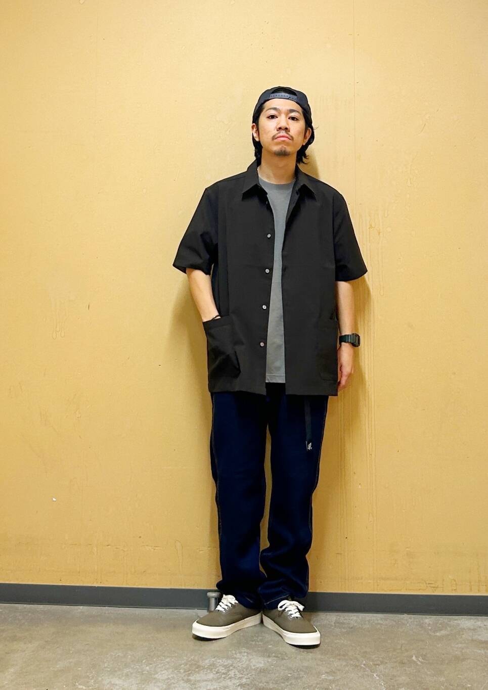 グレー系のTシャツ/カットソー、ブルー系のデニムパンツ、ブラウン系のシャツ/ブラウスを着用したメンズの夏コーディネートの2枚目の写真