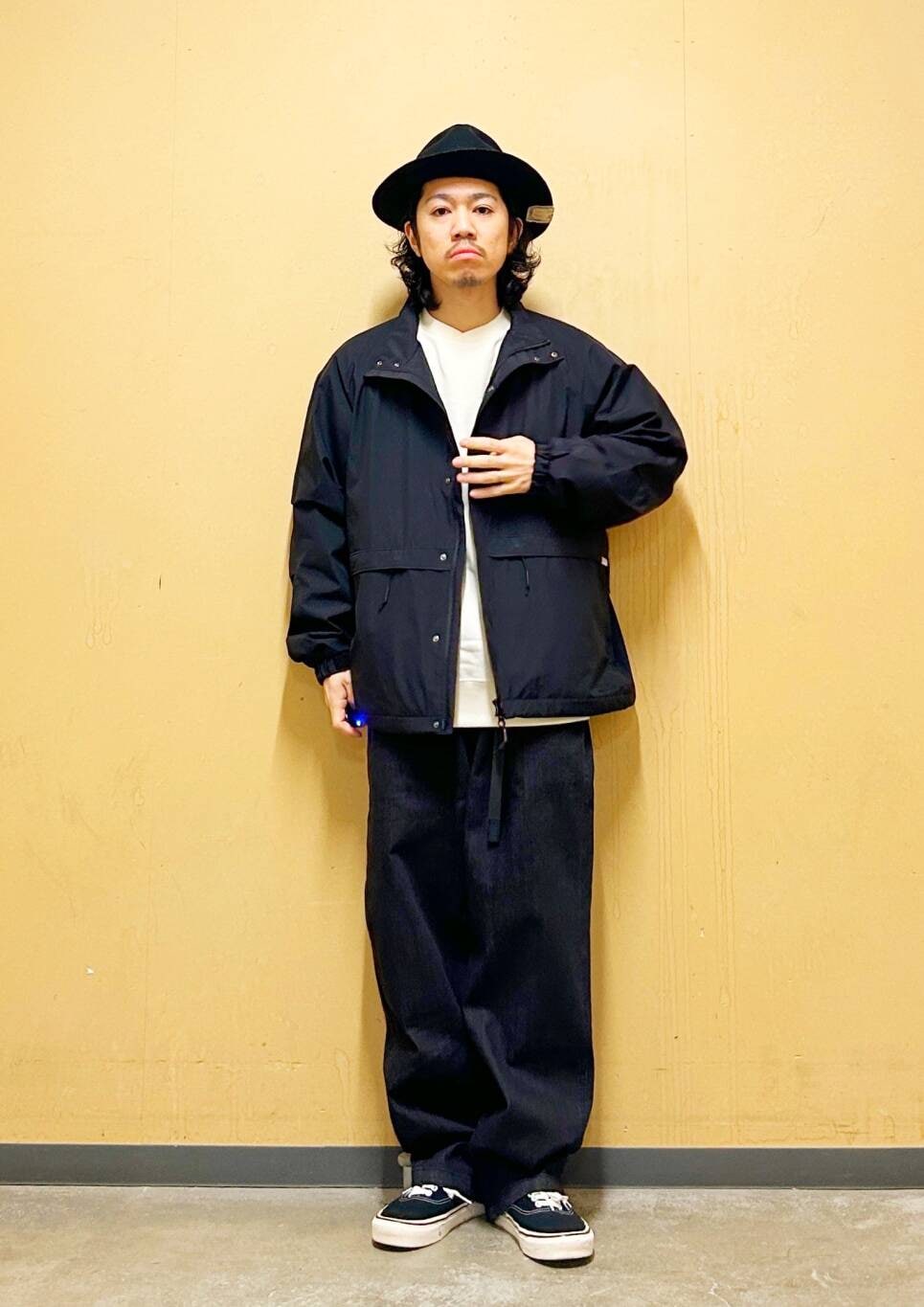 「デニム、スニーカー、ジャケット、vans、カジュアル、urbanresearchdoors、オーバーサイズ、イージーパンツ、アウター、オーバーシルエット、スウェット、デニムパンツ、Gramicci、グラミチ、ブルゾン」｜「VANSのVANS　UA Authentic（スニーカー、ブラック系）」を使った、DAIKI TAKEYAさん（メンズ・165cm）の冬コーディネートの6枚目の写真