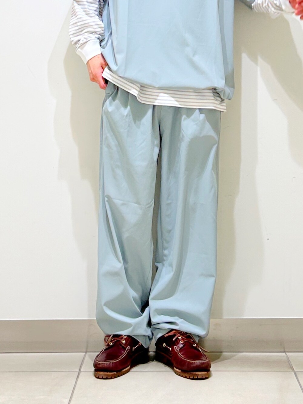 グリーン系のTシャツ/カットソー、ホワイト系のTシャツ/カットソー、グリーン系のその他パンツを着用したメンズの春コーディネートの8枚目の写真
