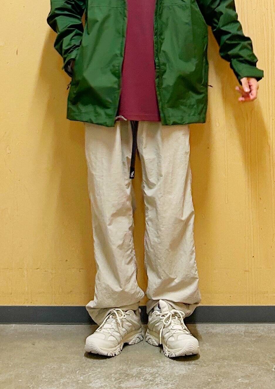 ベージュ系のその他パンツ、レッド系のTシャツ/カットソー、ホワイト系のスニーカーを着用したメンズの夏コーディネートの10枚目の写真