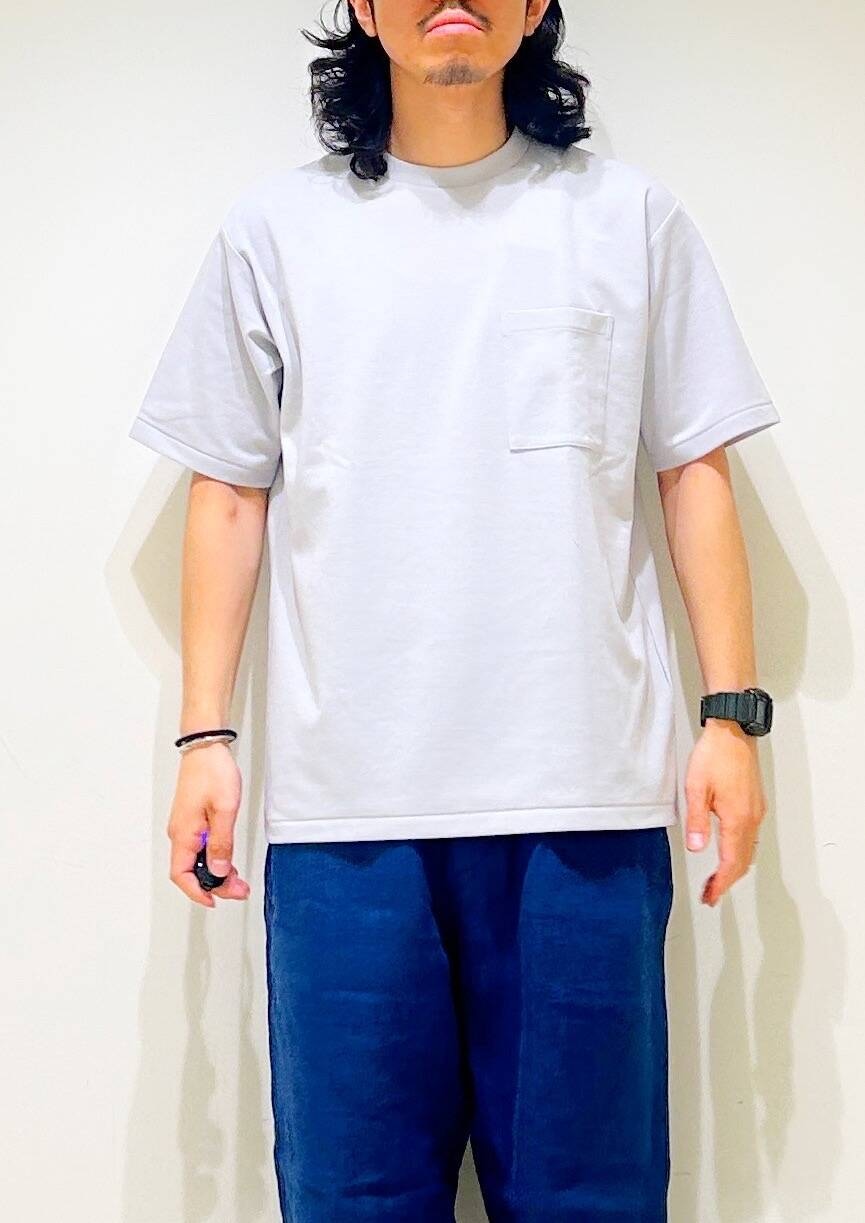 「カジュアル、Tシャツ、urbanresearchdoors、オーバーサイズ、イージーパンツ、オーバーシルエット、サンダル、キャップ、トラウザー、低身長、アーバンリサーチドアーズ、リネン、doors、ルーズ、ゆったり」｜「URBAN RESEARCH DOORSの『イージーケア』ポンチポケットショートスリーブTシャツ（Tシャツ/カットソー、グレー系）」を使った、DAIKI TAKEYAさん（メンズ・165cm）の夏コーディネートの8枚目の写真